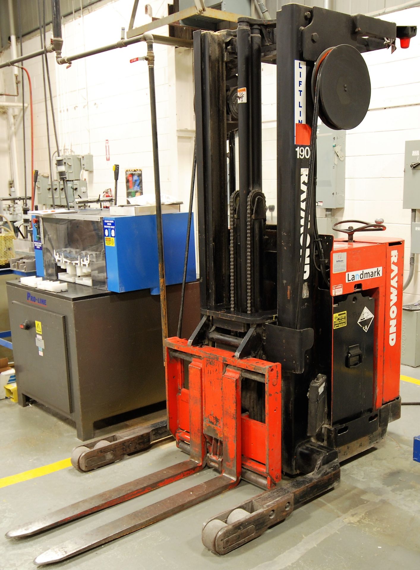 RAYMOND MOD. 20-R 3055, 3000 LB REACH TRUCK W/24 VOLT CHARGER, S/N 20-2723-C - Image 6 of 6