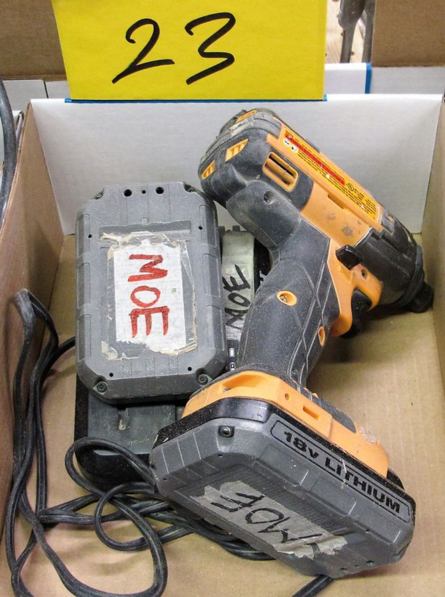 BOSTITCH BTC440 18V LITHIUM IMPACT GUN W/ SPARE BATTERY AND CHARGER