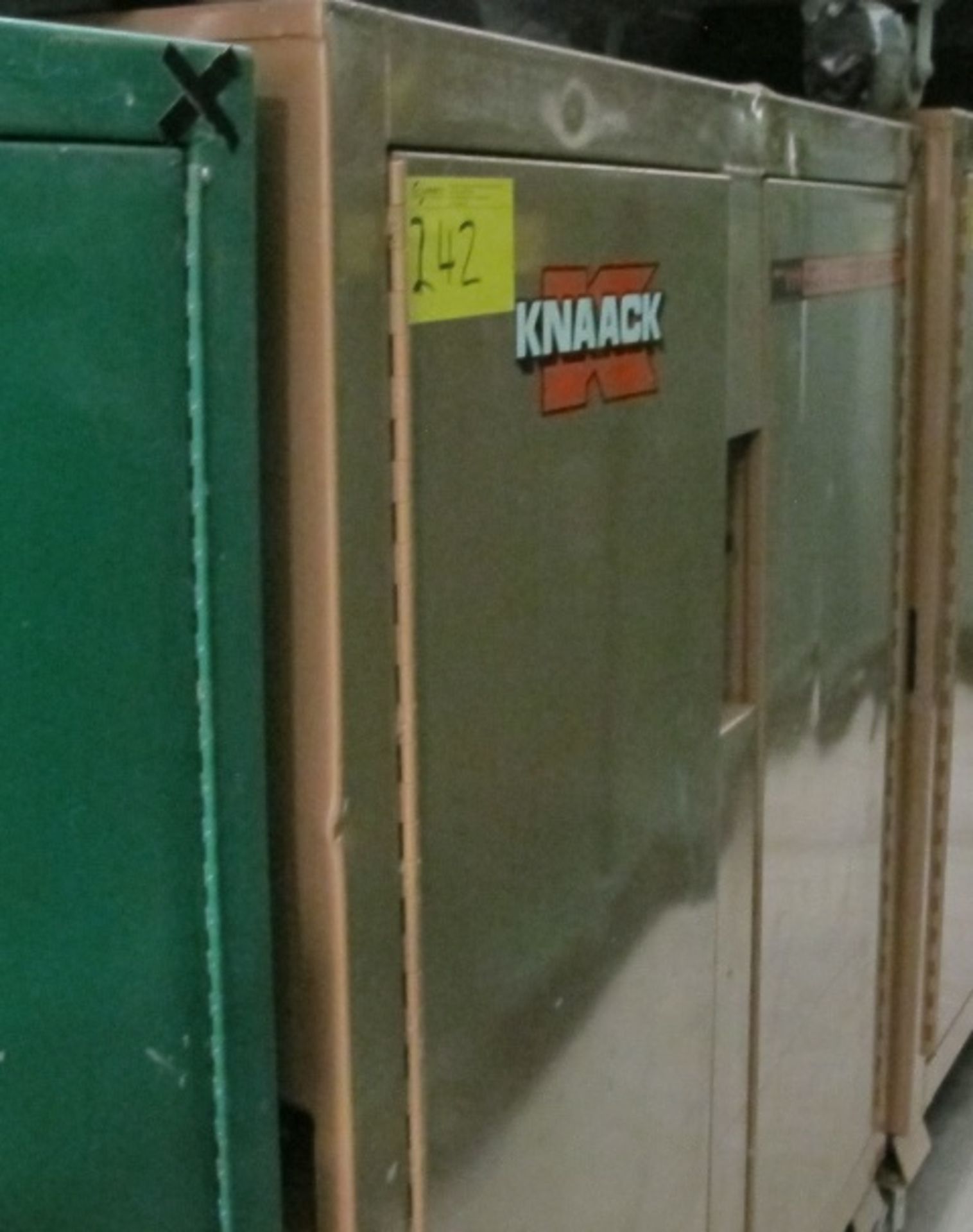 KNAACK 60"X24" PORTABLE JOB BOX