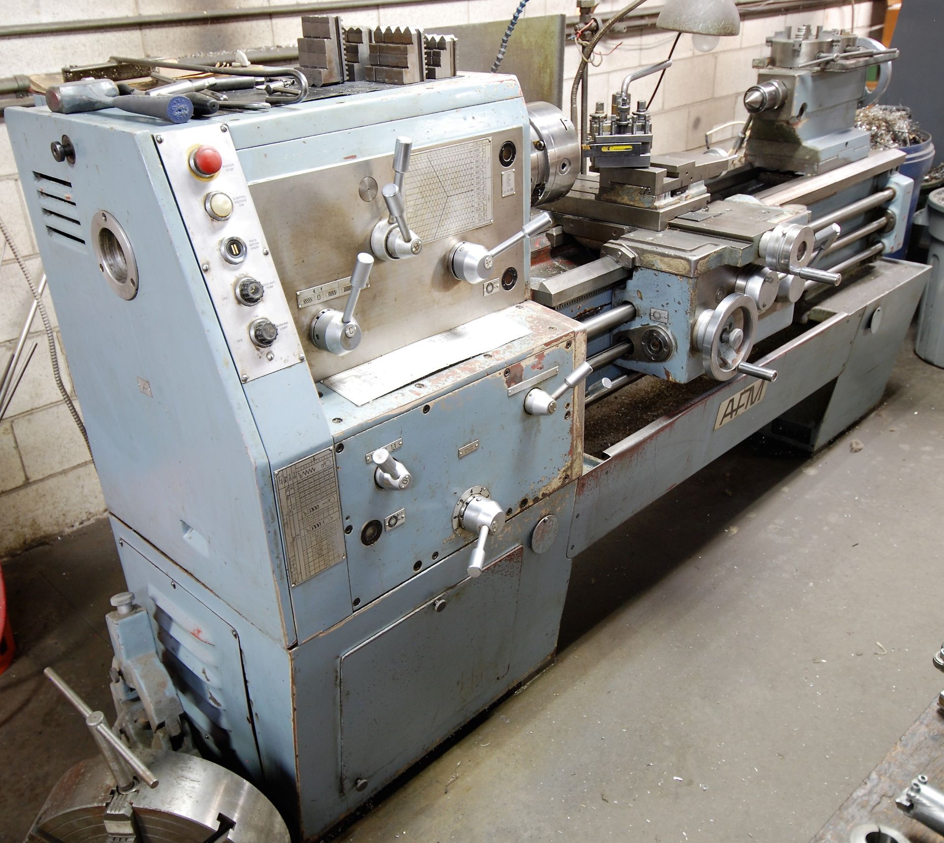 AFM TUG-40 1979 ENGINE LATHE W/16" SWING, 36" BED, 18-1600 RPM W/5 ASSORTED CHUCKS, CENTRE, EXTRA - Image 6 of 9