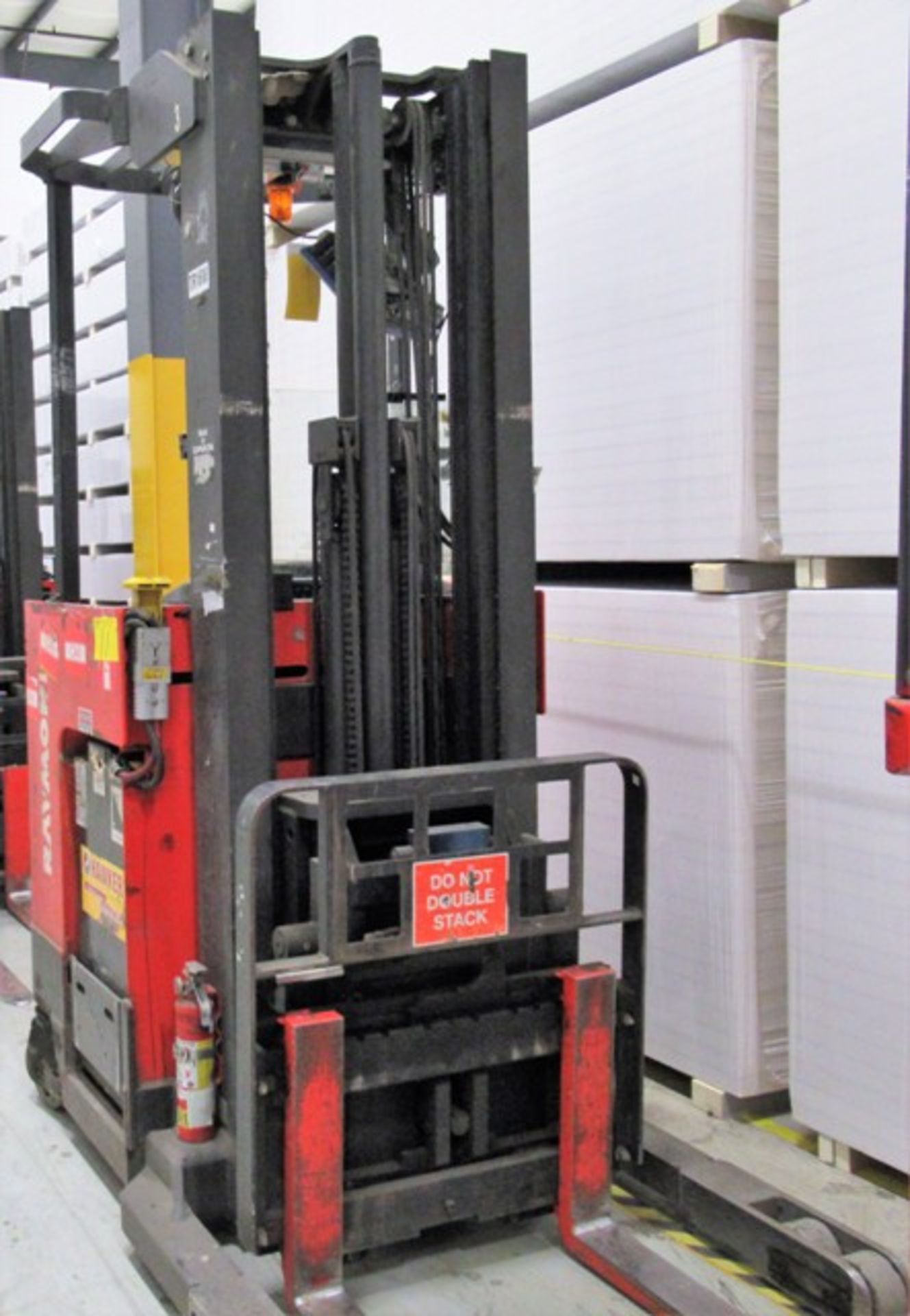 RAYMOND EASI R30TT Electric Reach Truck, 3,000lb Cap., 216” Max Lift, 7’ Mast Height, 36V, s/n ES- - Image 3 of 4