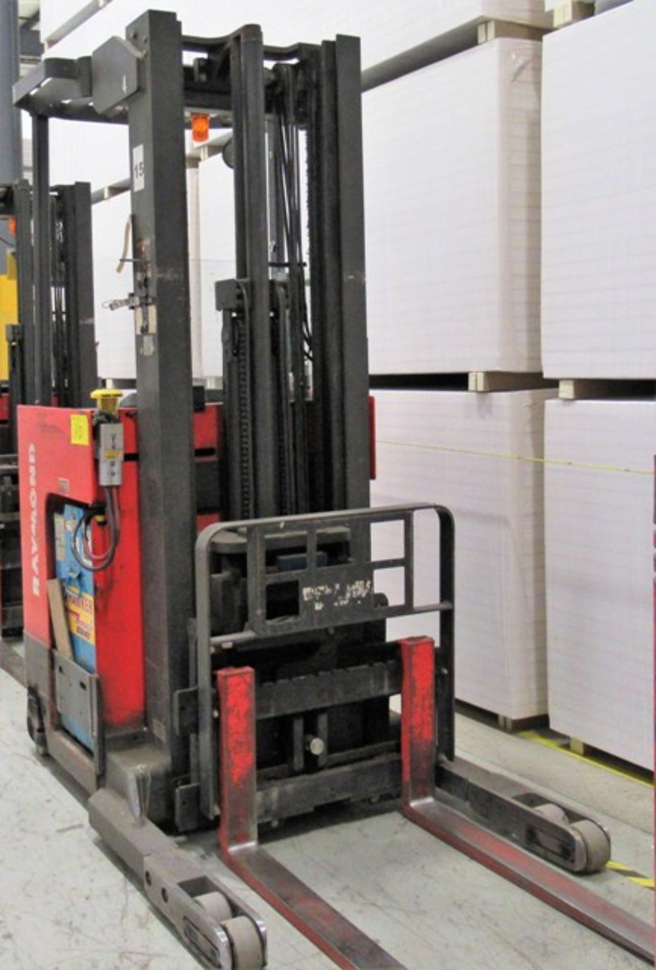 RAYMOND EASI R30TT Electric Reach Truck, 3,000lb Cap., 216” Max Lift, 7’ Mast Height, 36V, s/n ES- - Image 3 of 4