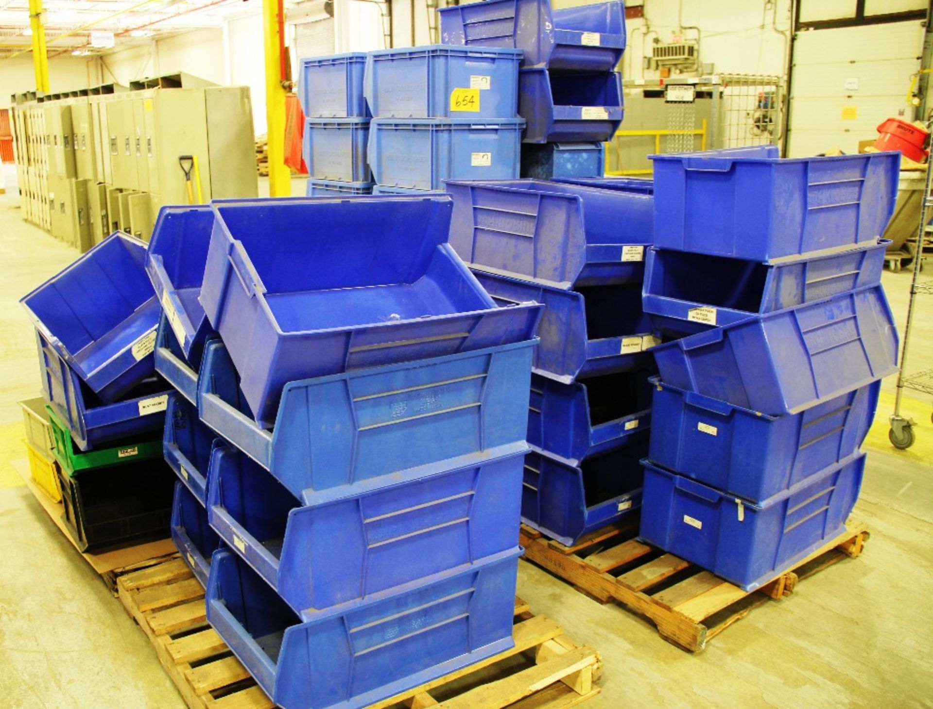 PALLETS ASST. PLASTIC BINS