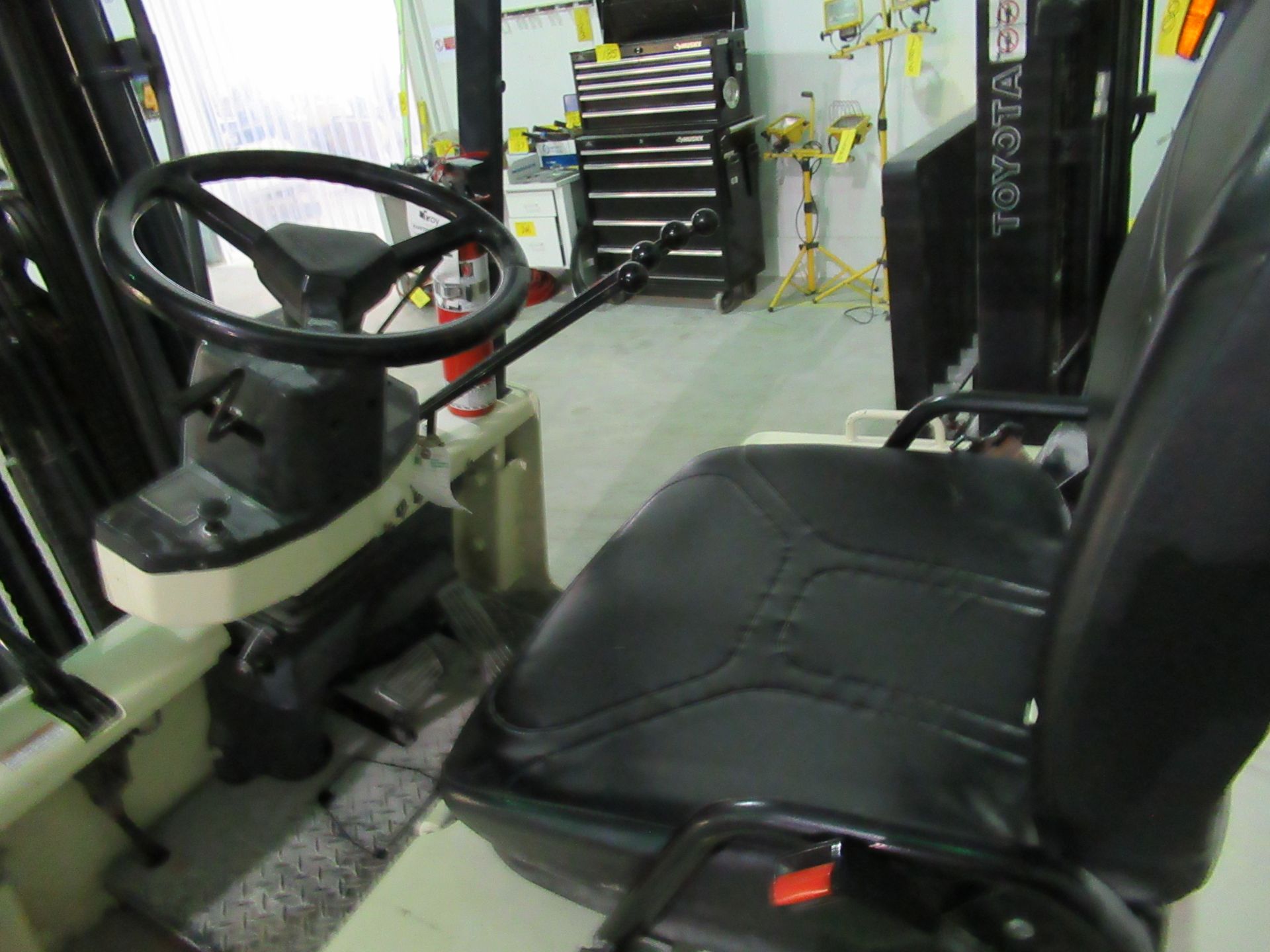 NISSAN CYG021-25S, 4,250#, 3-STAGE ELECTRIC FORKLIFT W/SIDESHIFT, C&D FERRO FIVE CHARGER, 6,572 - Image 4 of 5