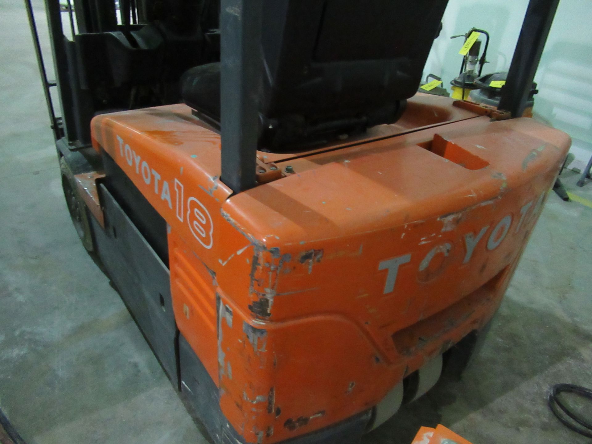 TOYOTA 7FBEU18, 3,000# 3-STAGE, 3 WHEEL ELECTRIC FORKLIFT W/SIDESHIFT, BASSI ES-6000 CHARGER S/N: - Image 3 of 5