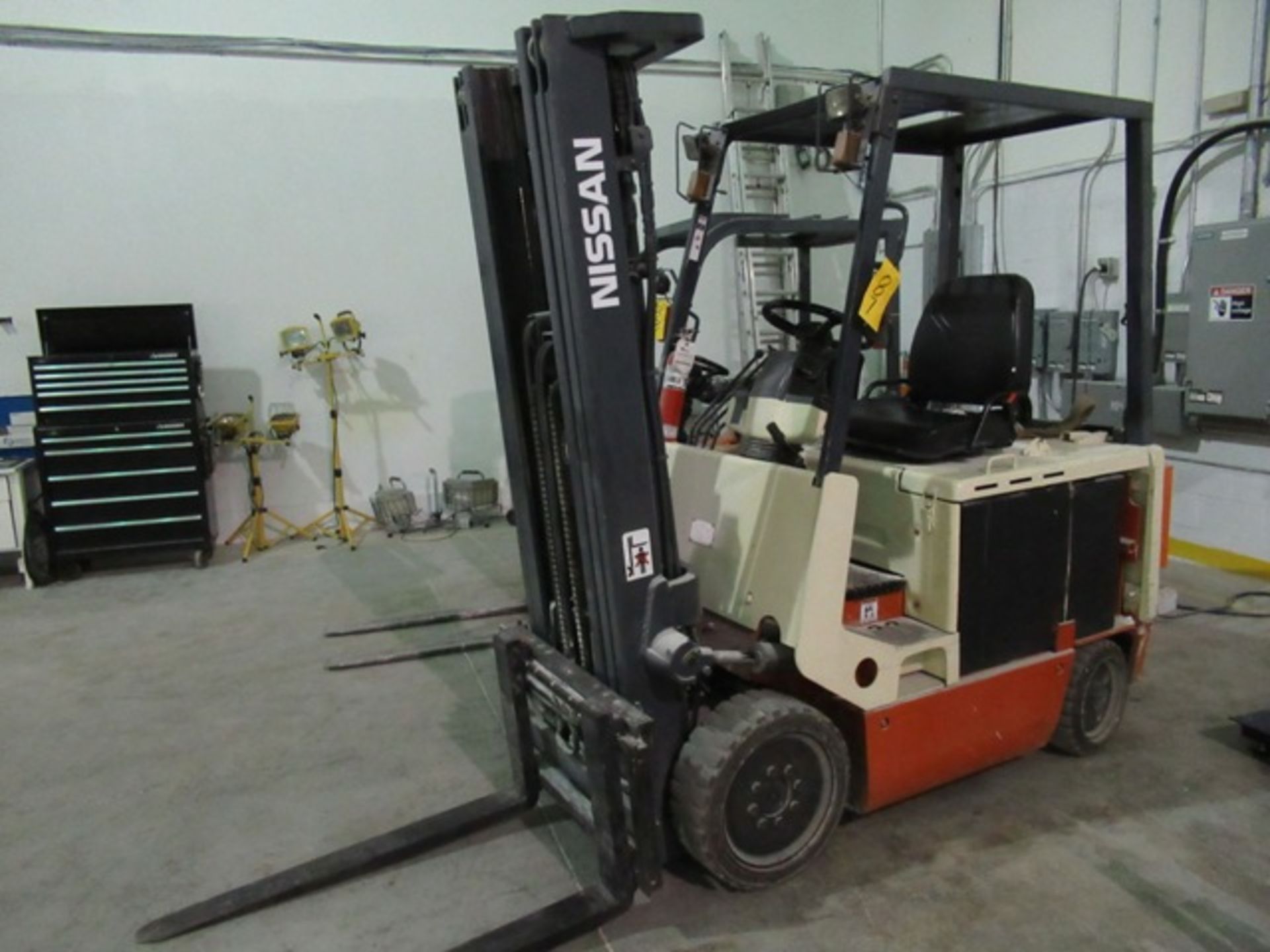 NISSAN CYG021-25S, 4,250#, 3-STAGE ELECTRIC FORKLIFT W/SIDESHIFT, C&D FERRO FIVE CHARGER, 6,572