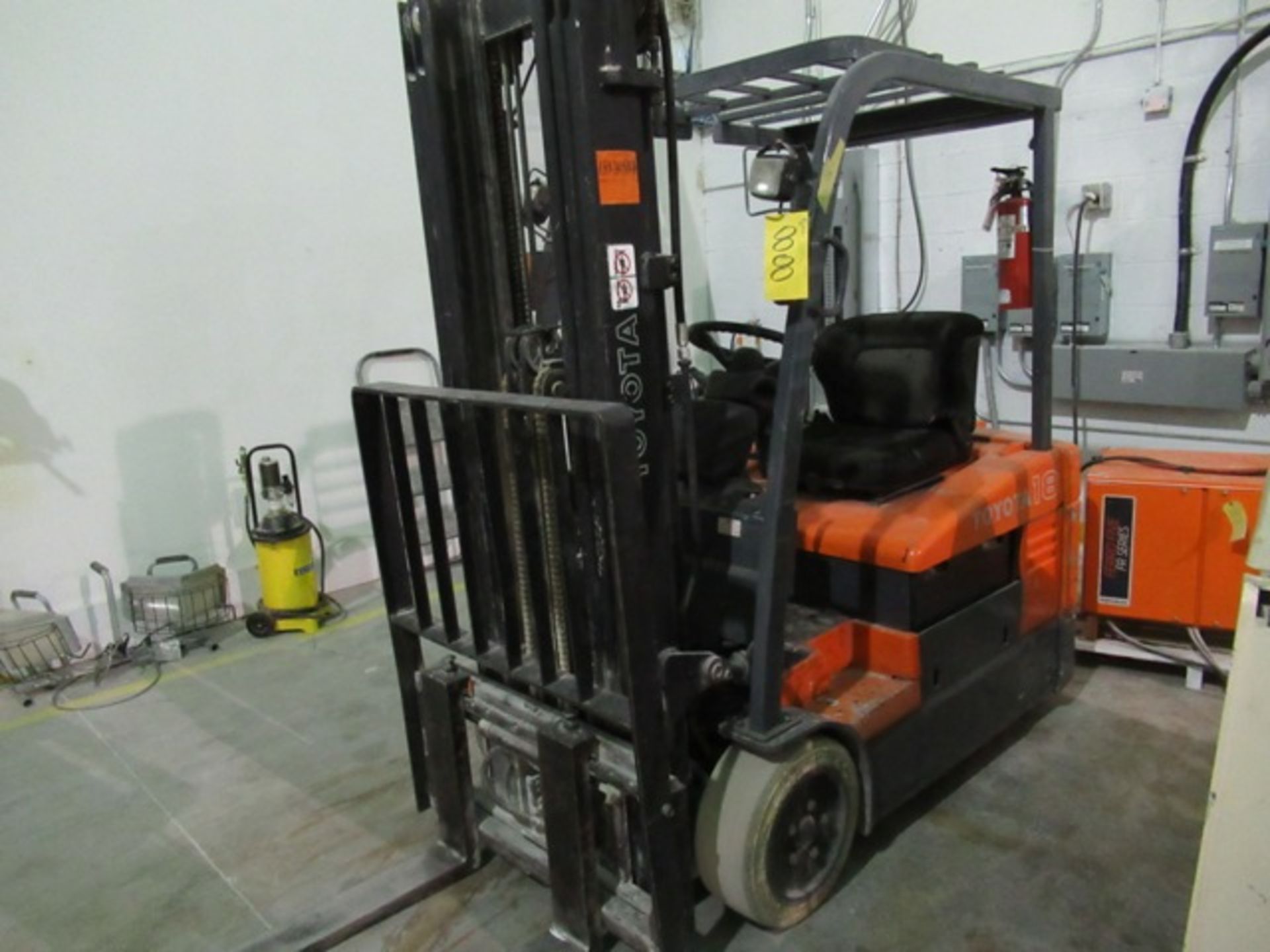 TOYOTA 7FBEU18, 3,000# 3-STAGE, 3 WHEEL ELECTRIC FORKLIFT W/SIDESHIFT, BASSI ES-6000 CHARGER S/N: