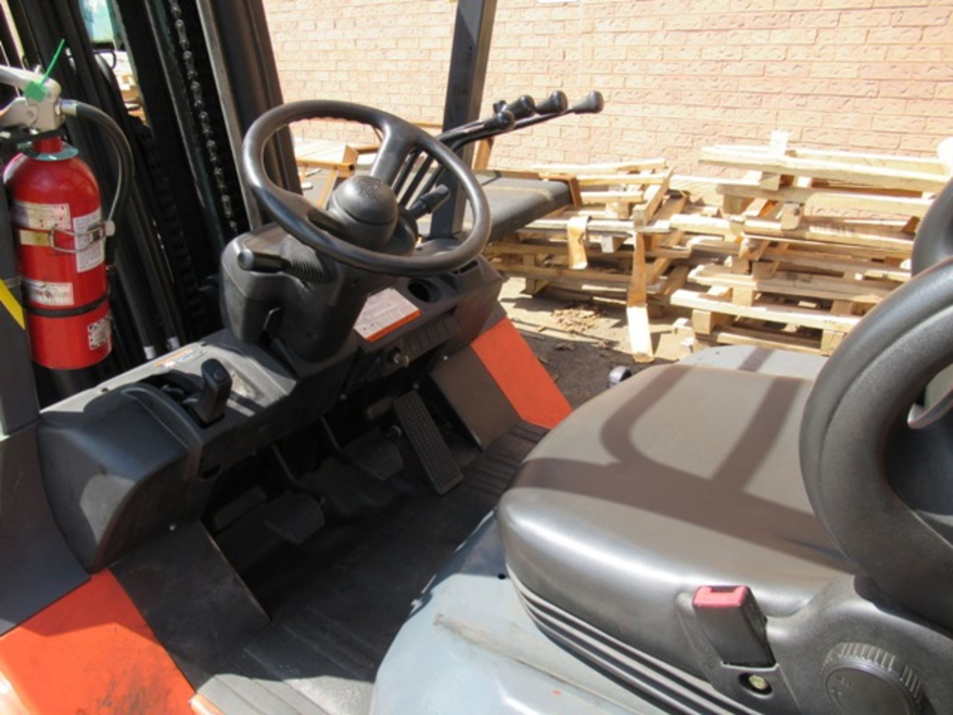 TOYOTA 7F9CU70 PROPANE FORKLIFT, 11,800# CAP., 3 STAGE W/SIDE SHIFT, SN 61421, NO TANK - Image 2 of 3