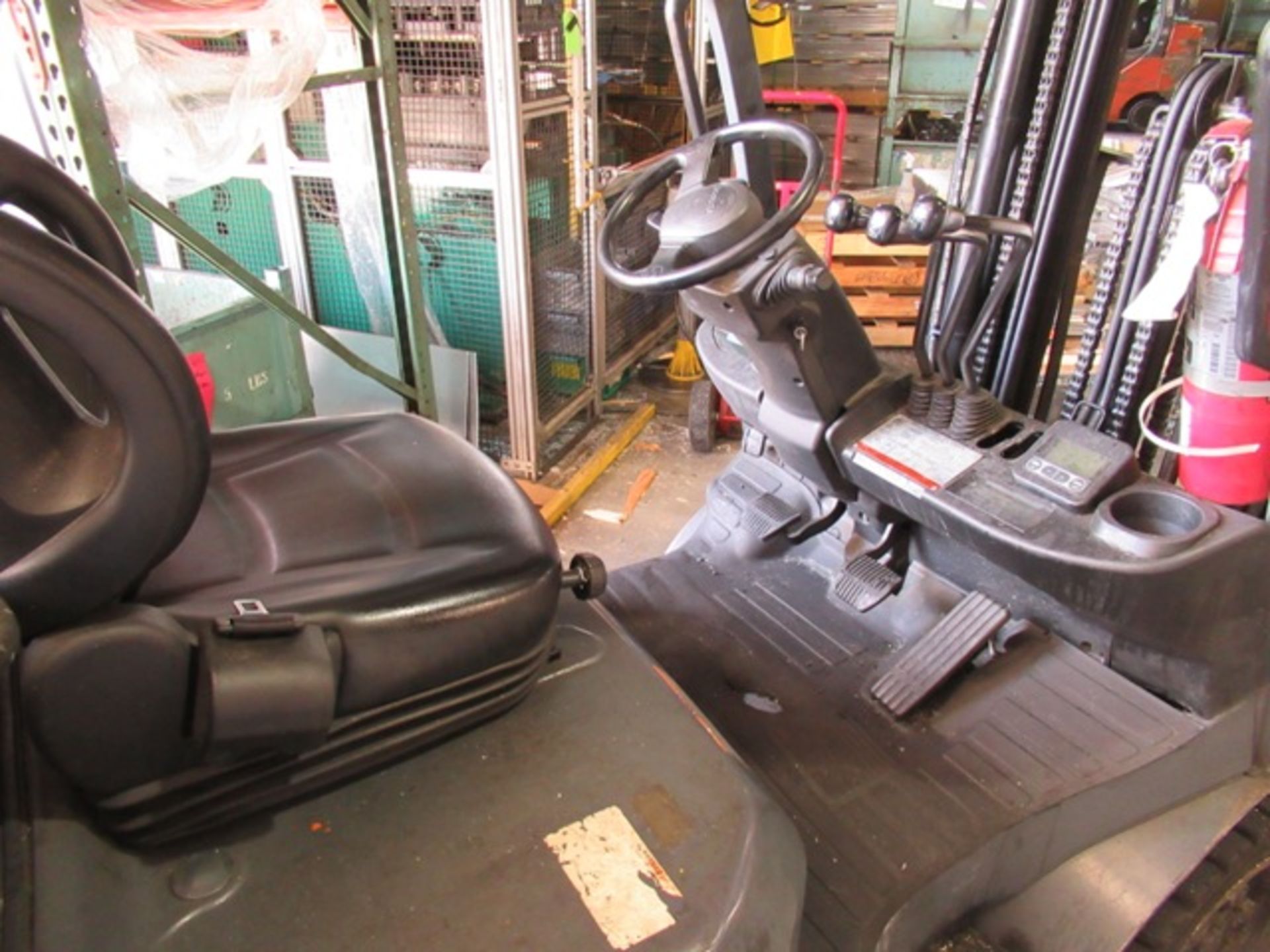 TOYOTA 8F9CU25 PROPANE FORKLIFT, 4,400# CAP., 3 STAGE W/SIDE SHIFT, SN 25435, NO TANK - Image 2 of 3