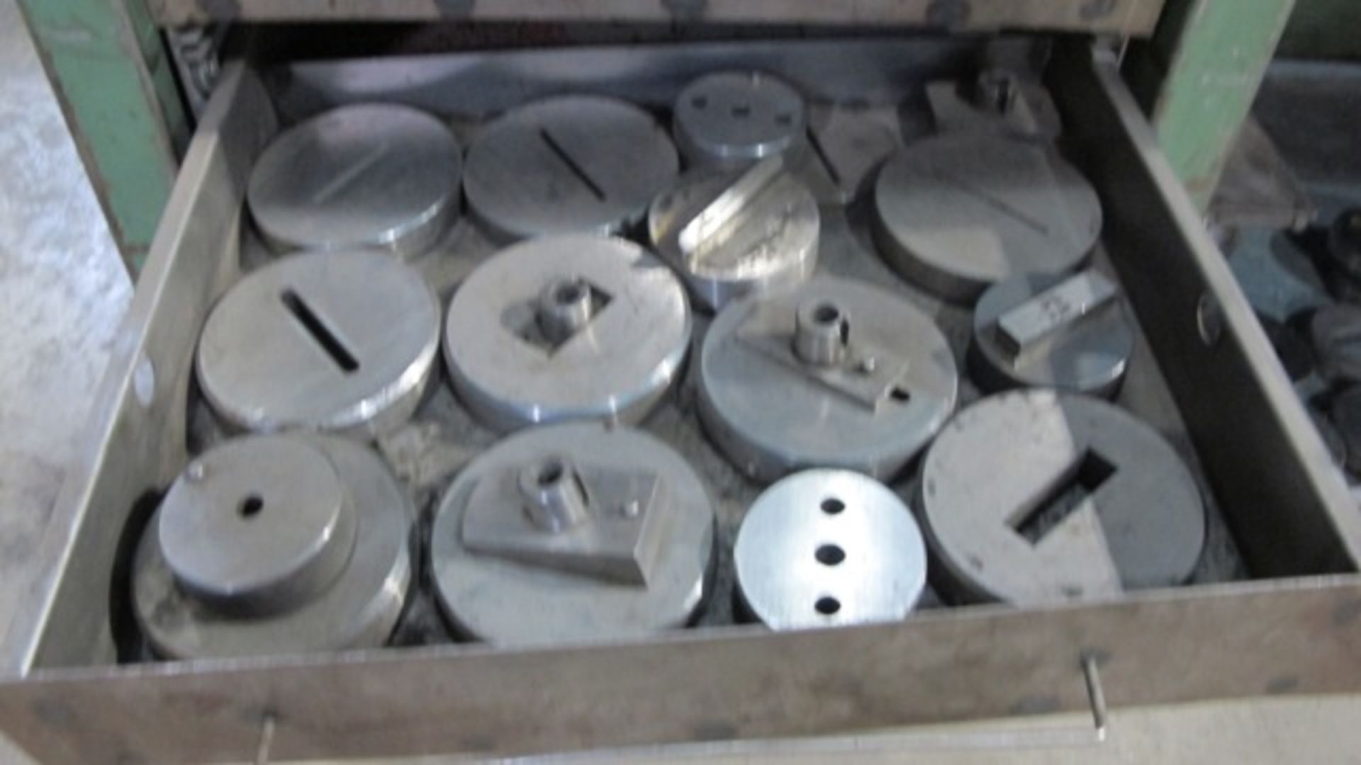 CONTENTS OF 90 DRAWERS OF PUNCH DIES TOOLING - Image 7 of 8