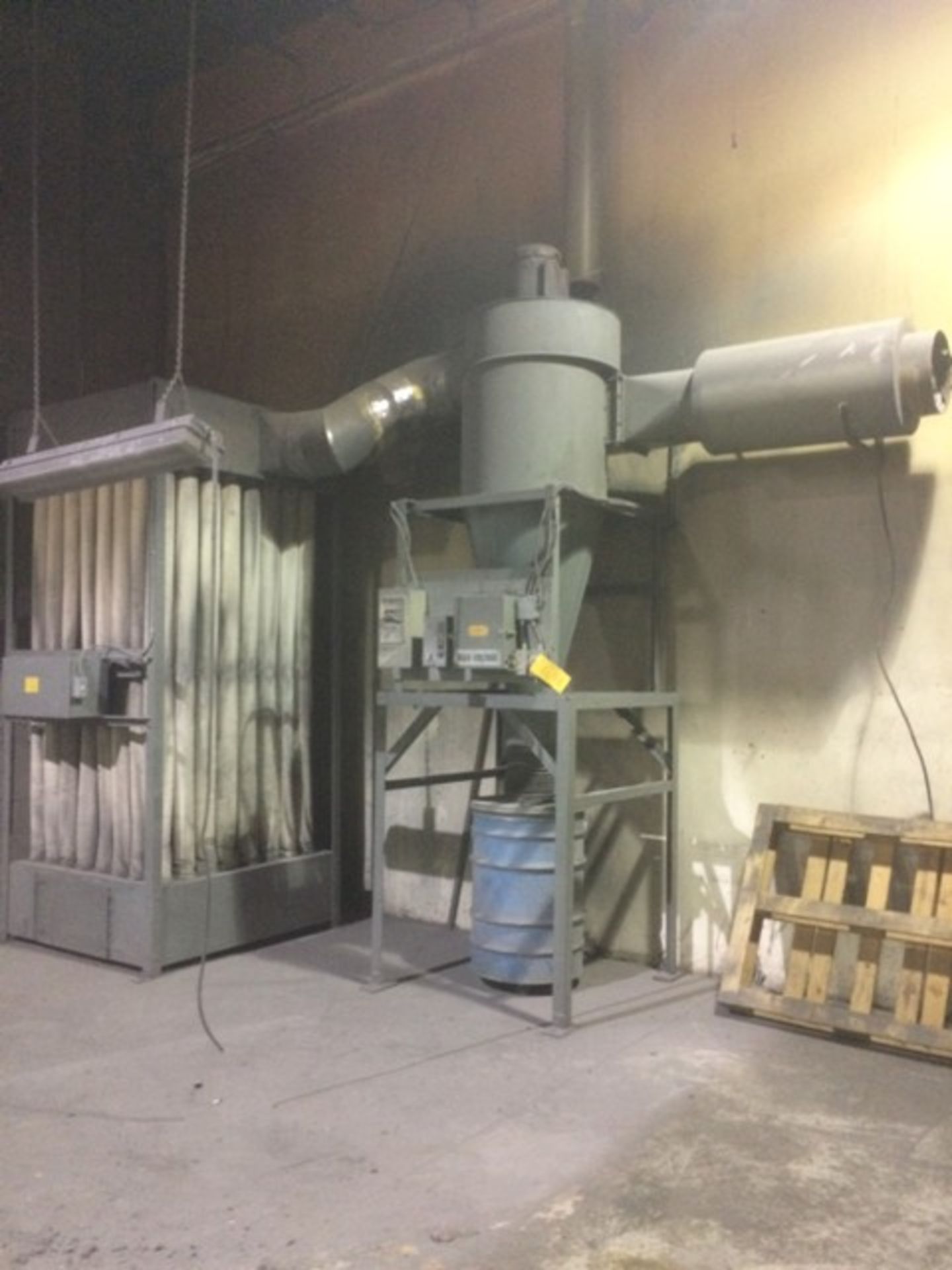 DUST TOP CYCLONE TYPE POWDER COAT COLLECTOR W/64 BAY DUST COLLECTOR