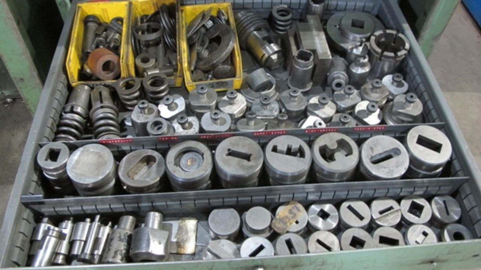 CONTENTS OF 90 DRAWERS OF PUNCH DIES TOOLING - Image 4 of 8