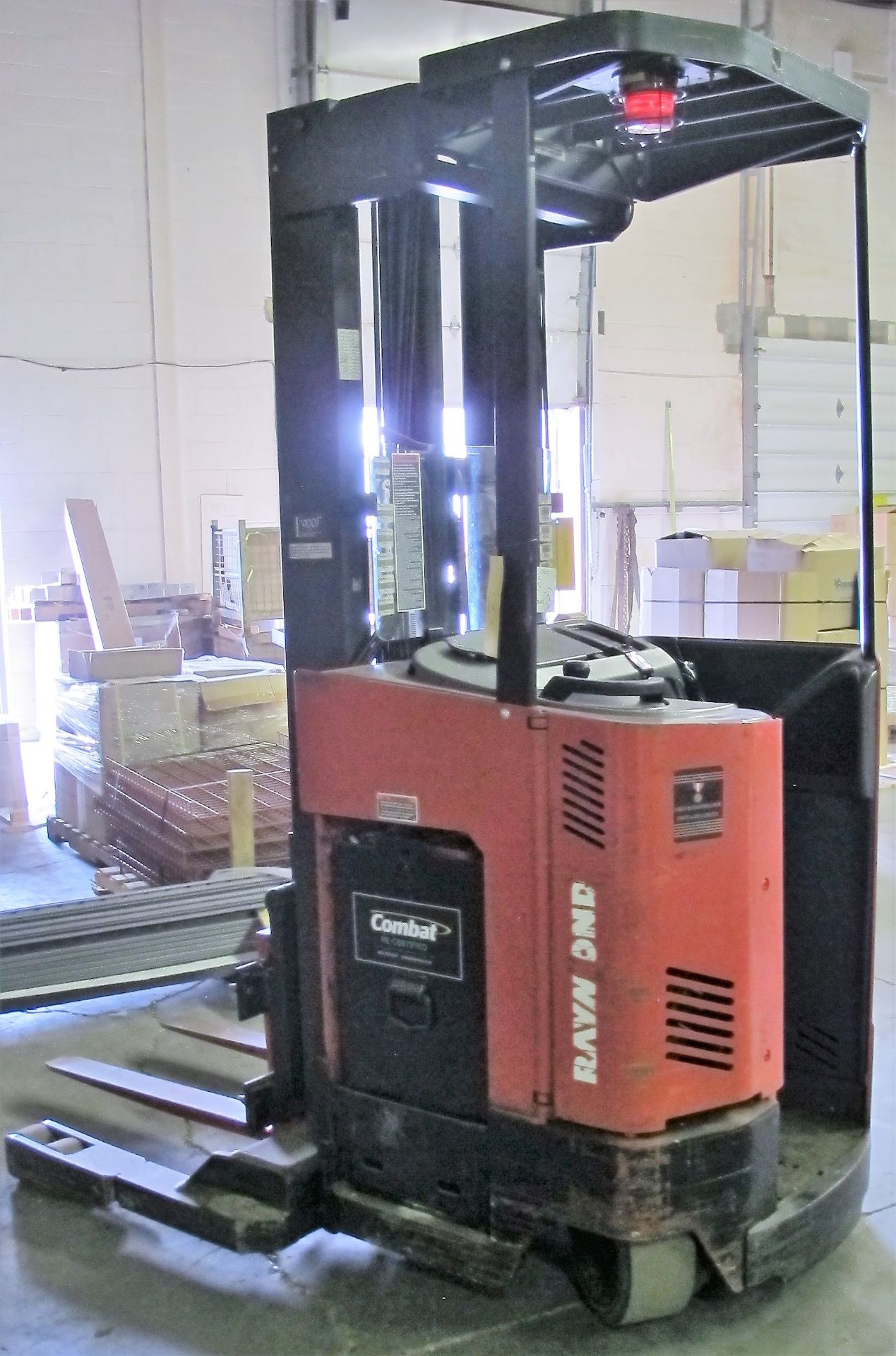 2000 RAYMOND EASI R30TT ELECTRIC REACH TRUCK, 3,000LB CAP., 216" MAX LIFT, 36V, 7' 11" MAST W/ - Image 3 of 6