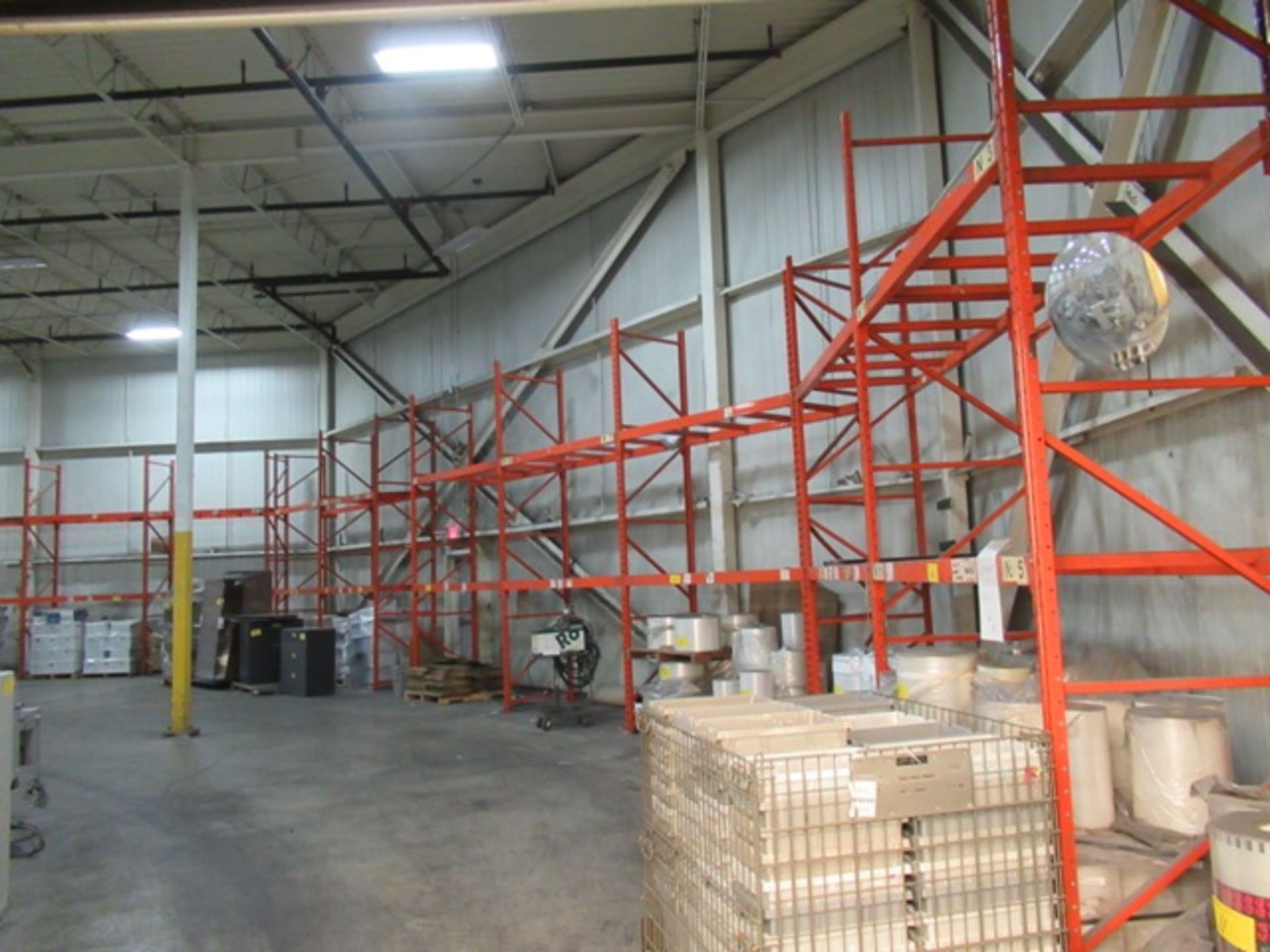 SECT. 42" X 8' X 15' & 4 UPRIGHTS 18' RACKING W/ 90 STRINGERS - Image 2 of 3