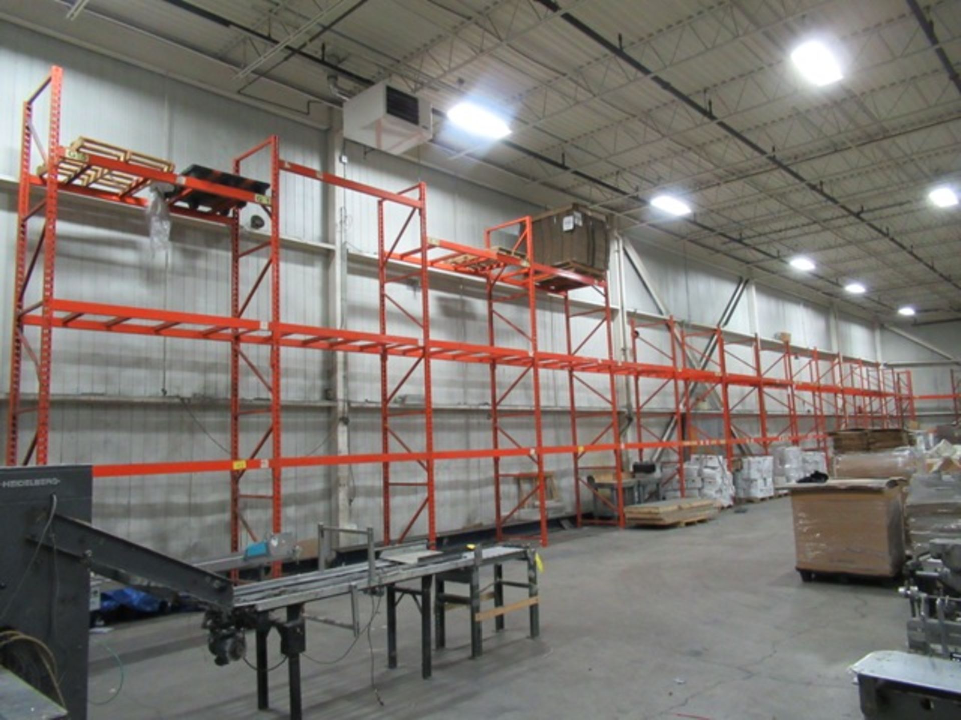 SECT. 42" X 8' X 15' & 4 UPRIGHTS 18' RACKING W/ 90 STRINGERS - Image 3 of 3