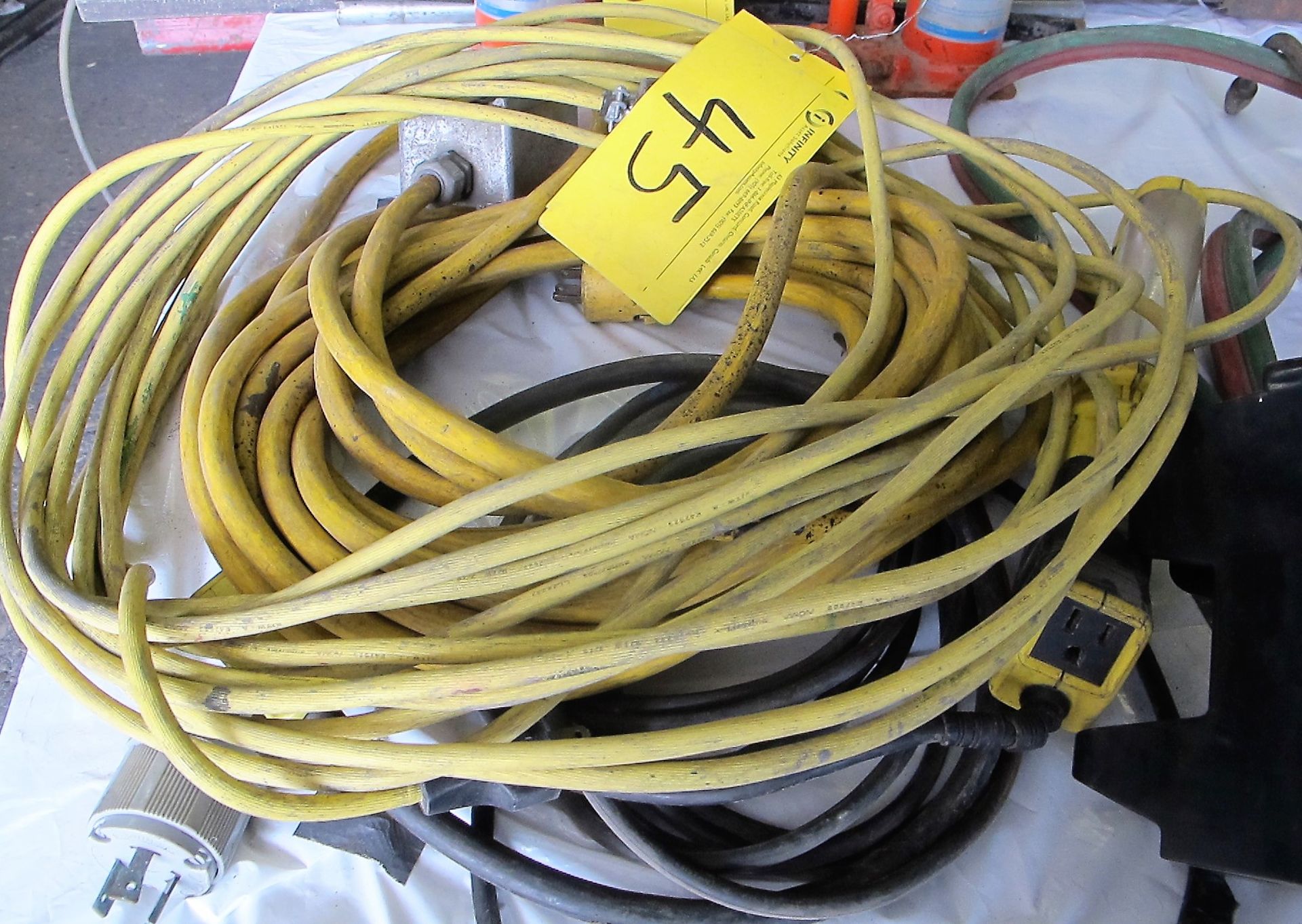 QUANTITY OF EXTENSION CORDS AND LAMP