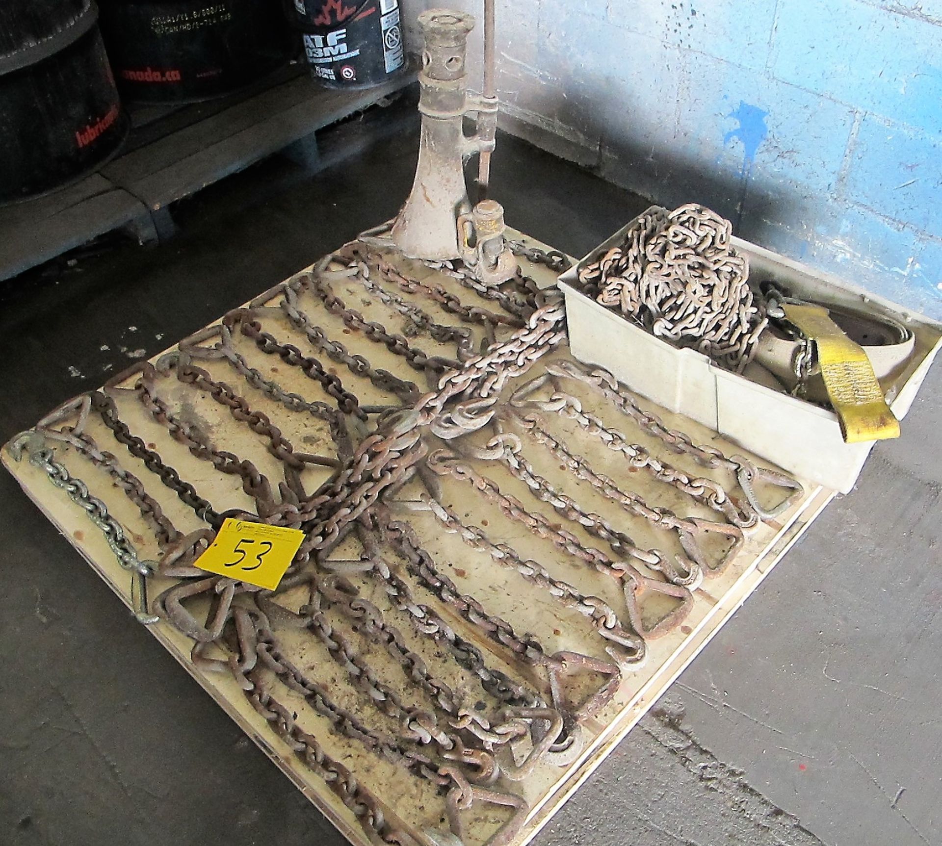 PALLET OF RIGGING CHAINS AND JACKS