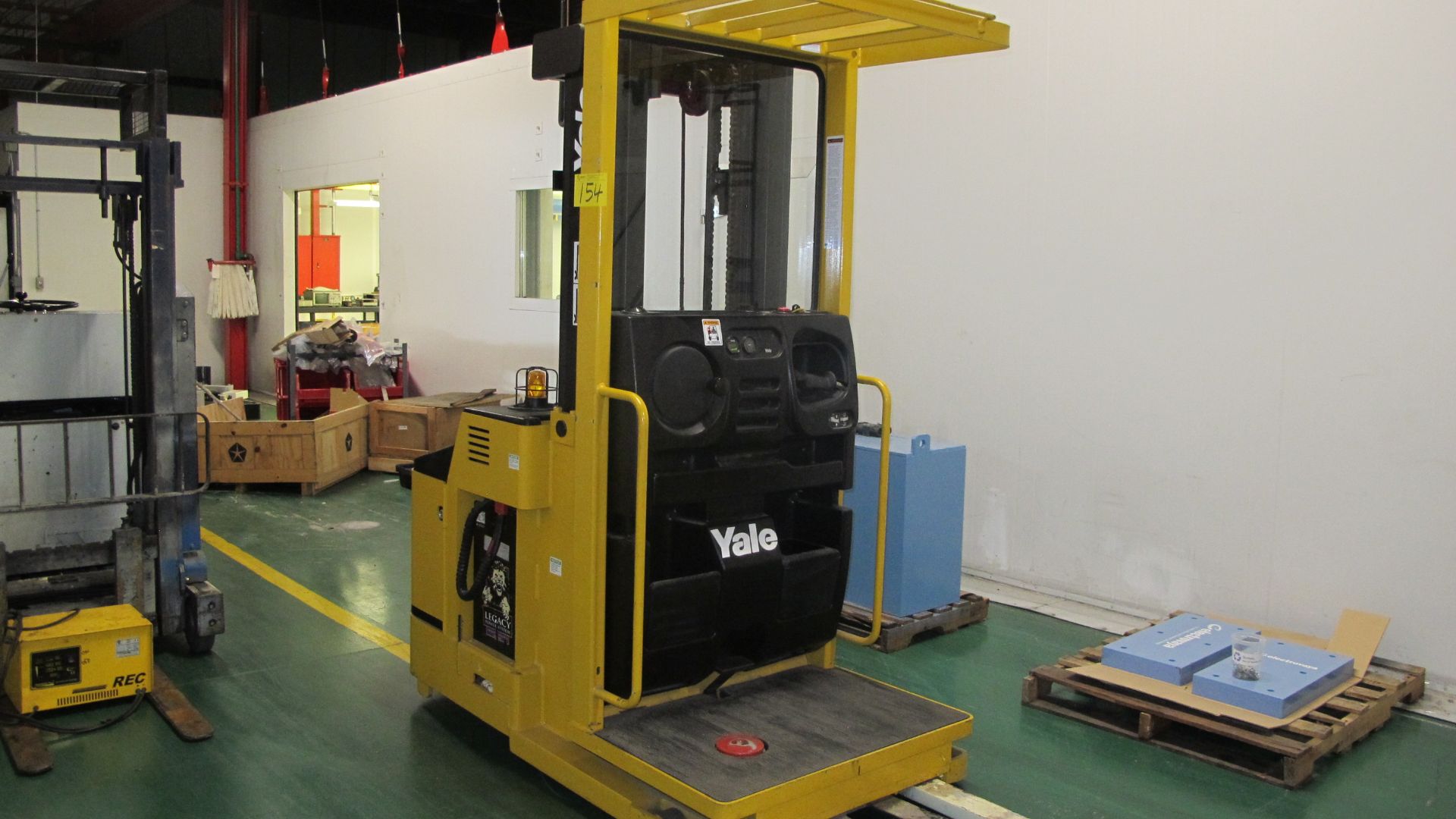 2005 YALE ELECTRIC ORDER PICKER, 3000 LB CAP, 195" MAX LIFT, 24V, S/N 05030ECN24T3089, 7' 5"T