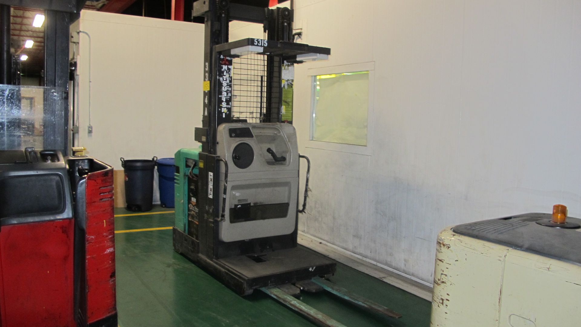 MITSUBISHI EOP ELECTRIC ORDER PICKER, 3000 LB CAP, 240" MAX LIFT, 24V, S/N E0P241176, 8' 11"H - Image 3 of 4