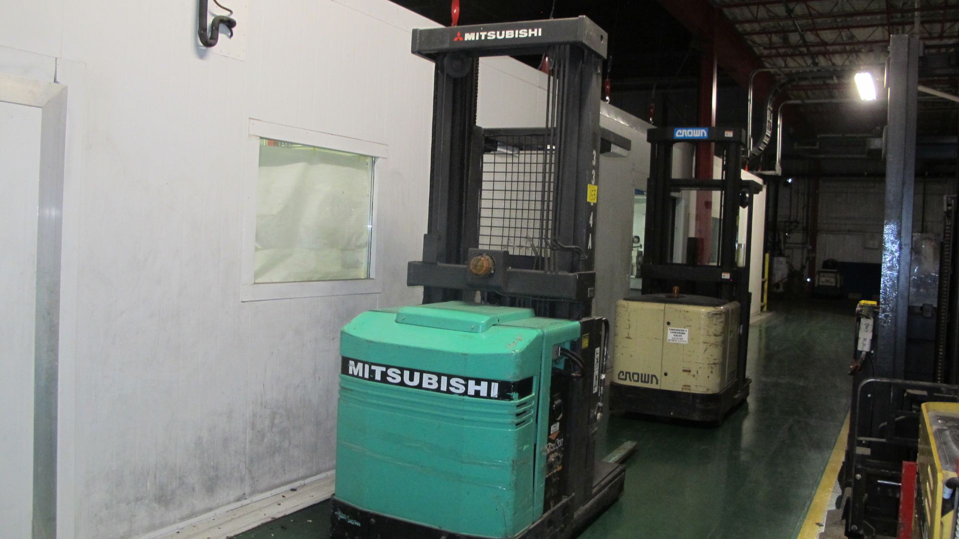 MITSUBISHI EOP ELECTRIC ORDER PICKER, 3000 LB CAP, 240" MAX LIFT, 24V, S/N E0P241176, 8' 11"H - Image 2 of 4