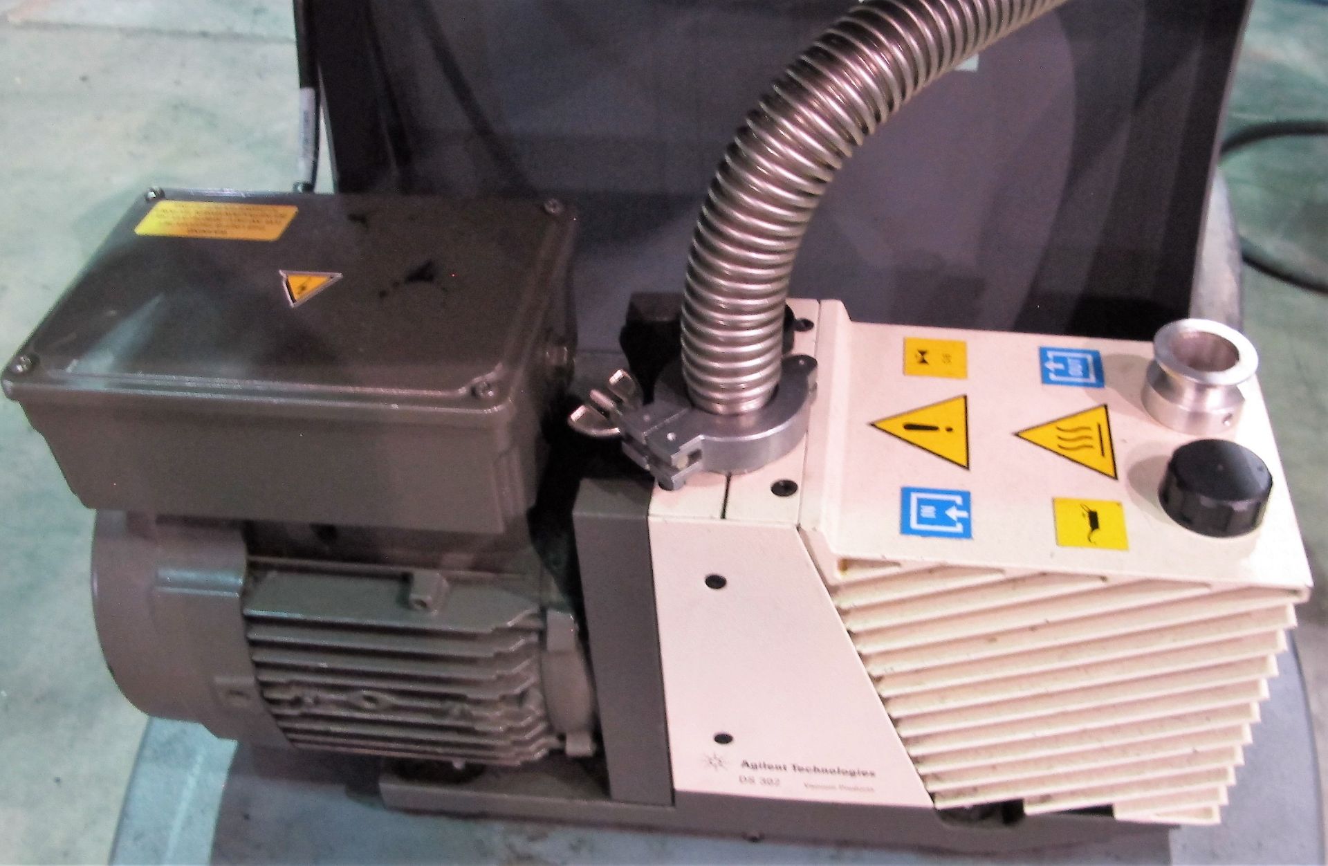 AGILENT TECHNOLOGIES VS LEAK DETECTOR W/AGILENT TECHNOLOGIES DS-302 VACUUM PUMP AND CART (110 VOLT) - Image 2 of 3