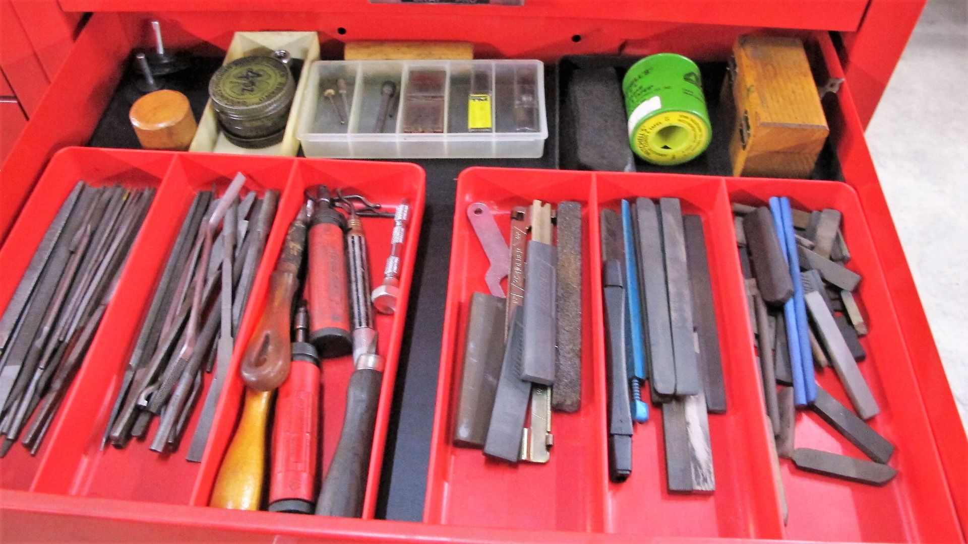 GRAY TOOLS TOOLCHEST/BOX W/ (35) DRAWERS OF TOOLS AND DIE COMPONENTS - Image 7 of 20
