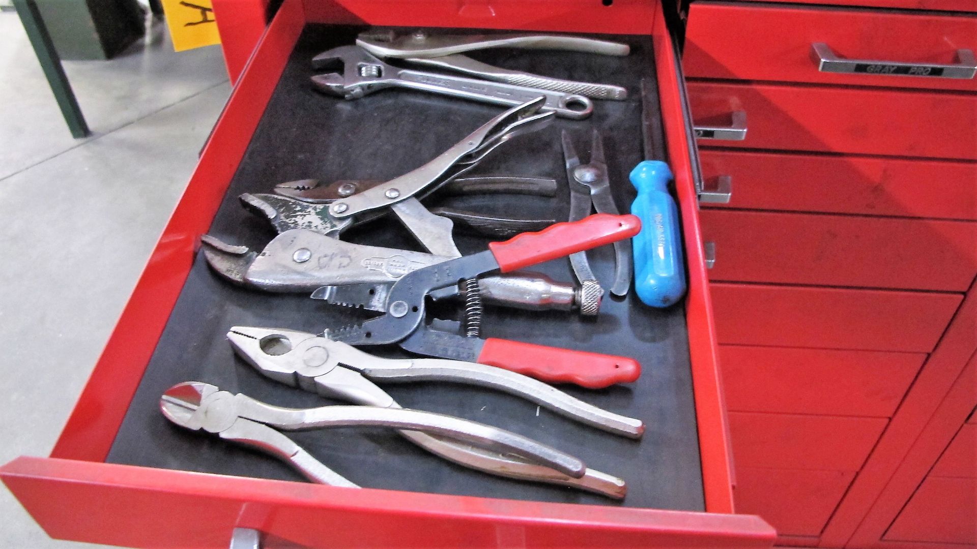 GRAY TOOLS TOOLCHEST/BOX W/ (35) DRAWERS OF TOOLS AND DIE COMPONENTS - Image 14 of 20