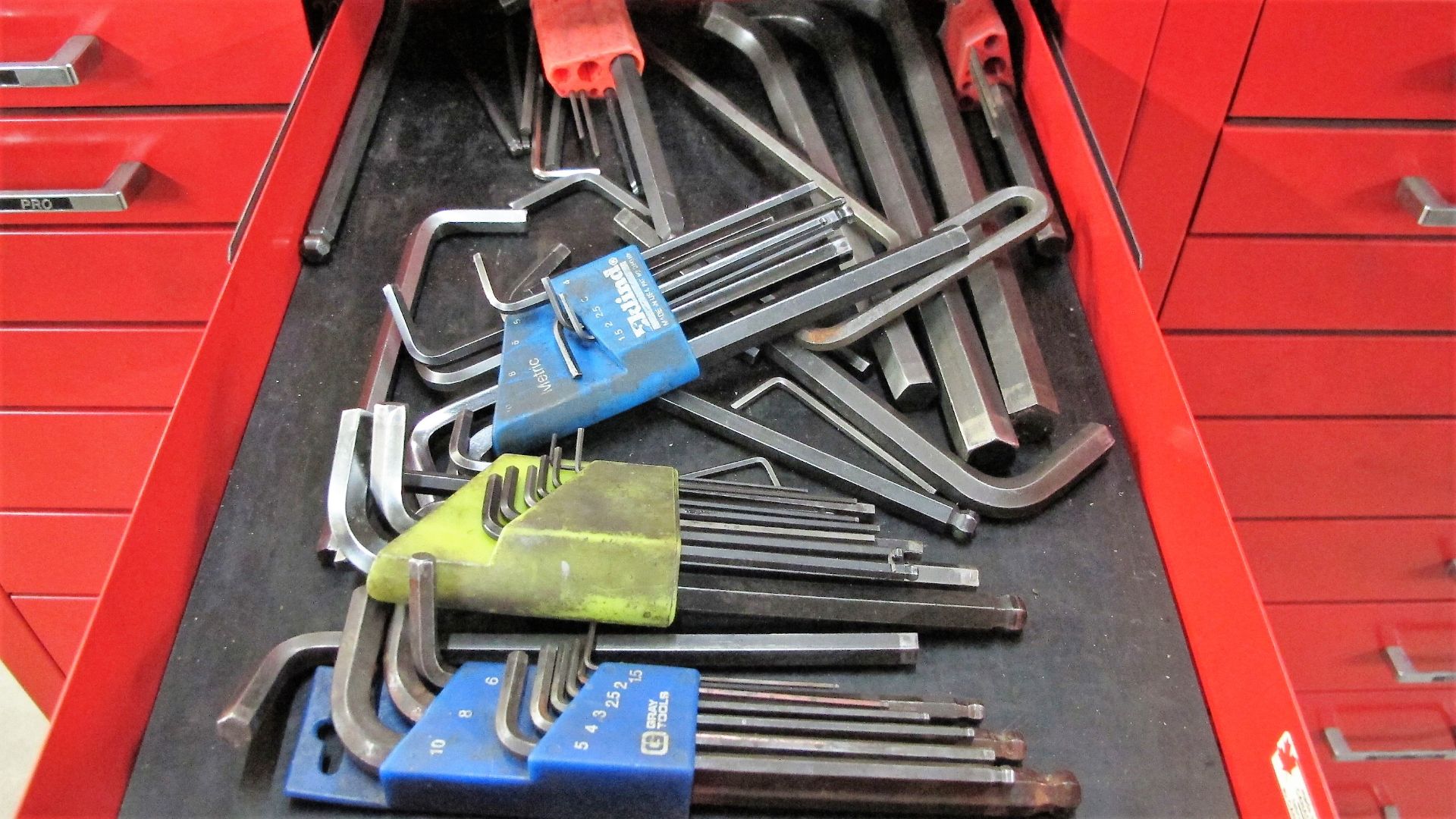 GRAY TOOLS TOOLCHEST/BOX W/ (35) DRAWERS OF TOOLS AND DIE COMPONENTS - Image 12 of 20