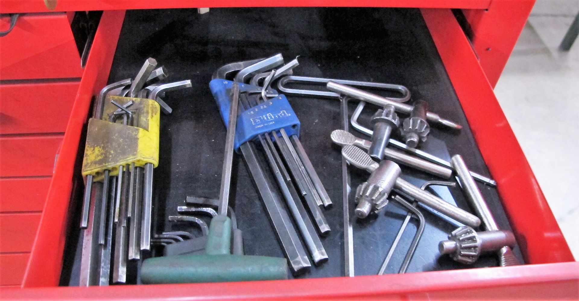 GRAY TOOLS TOOLCHEST/BOX W/ (35) DRAWERS OF TOOLS AND DIE COMPONENTS - Image 3 of 20