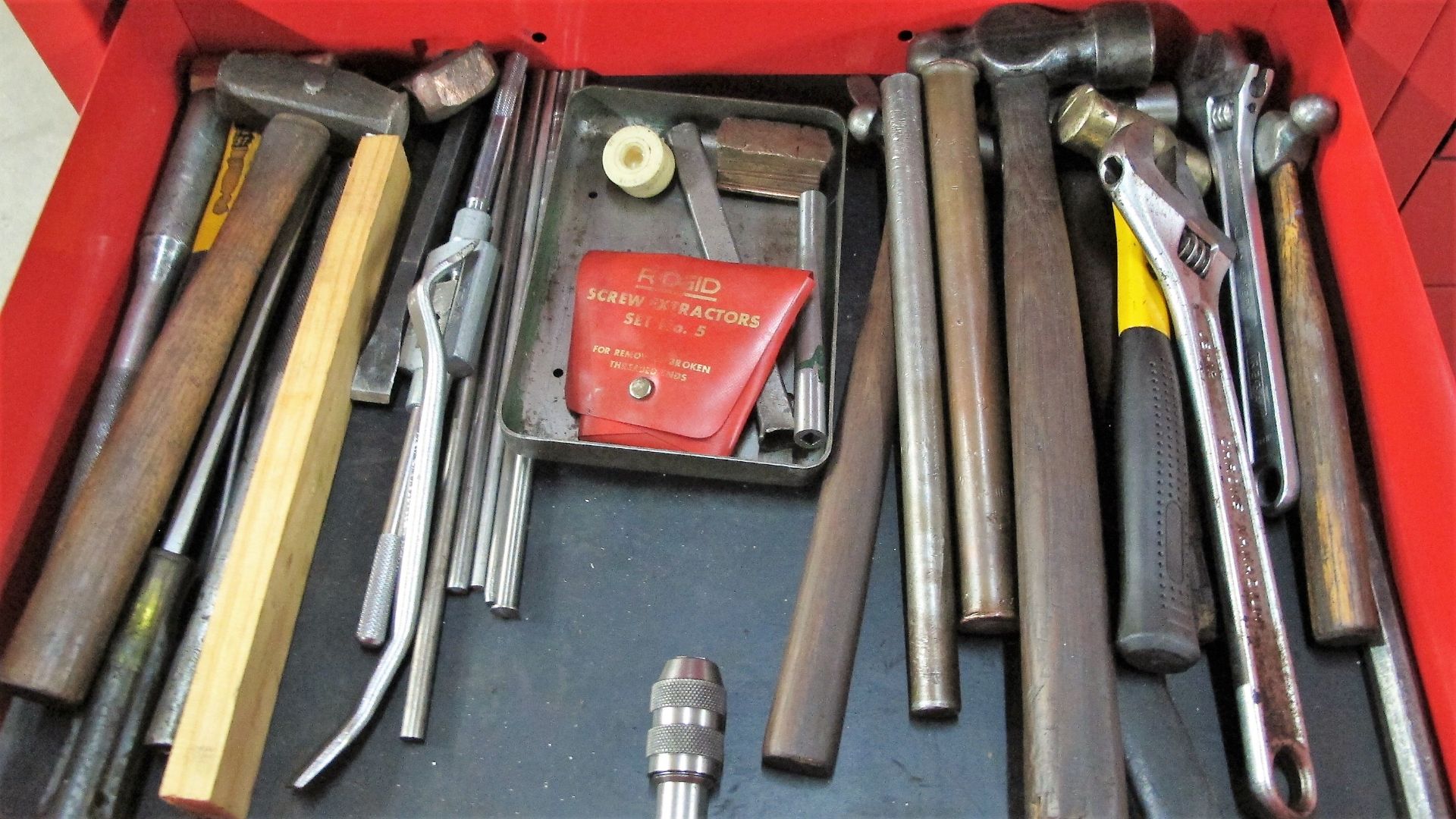 GRAY TOOLS TOOLCHEST/BOX W/ (35) DRAWERS OF TOOLS AND DIE COMPONENTS - Image 18 of 20