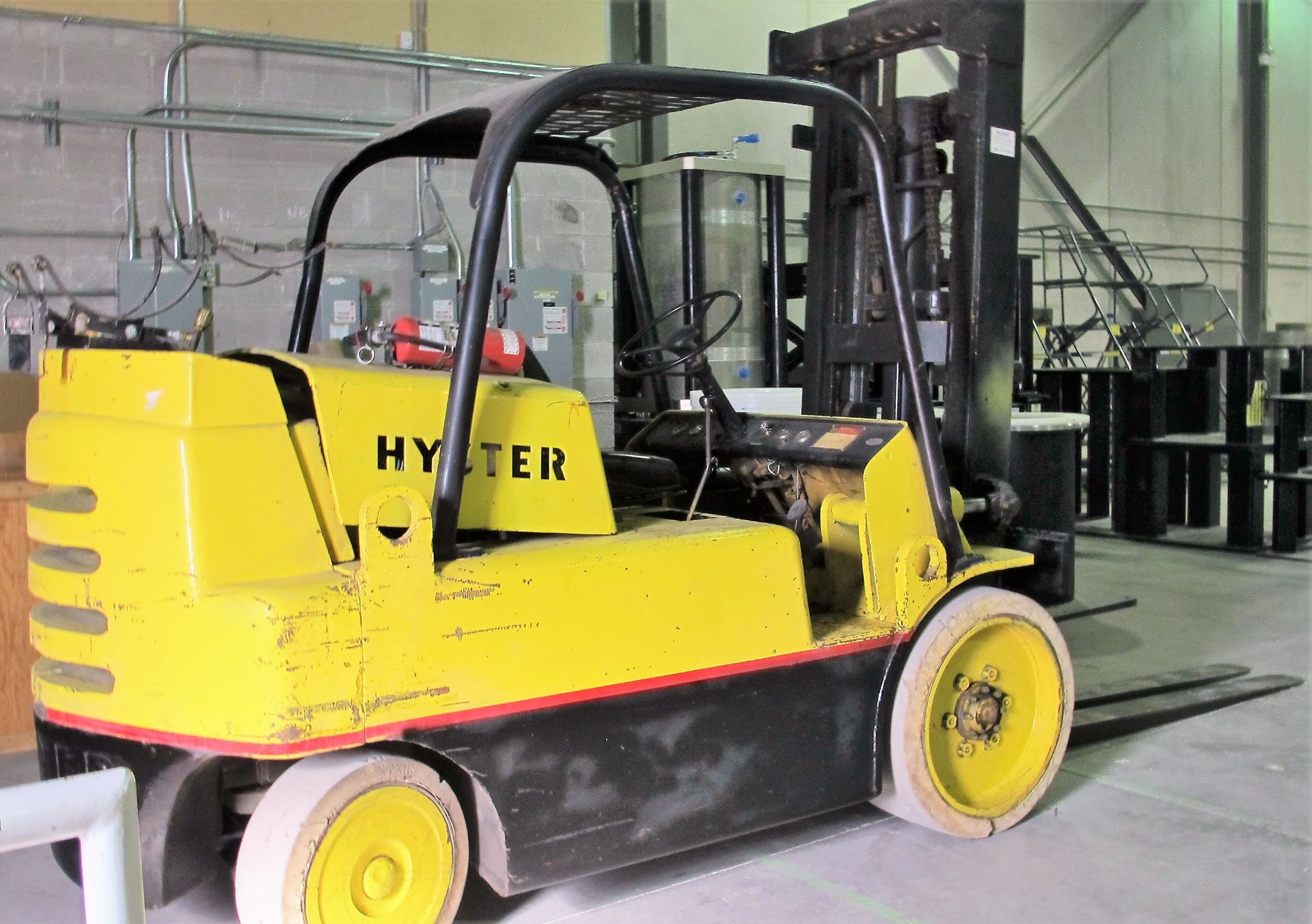 HYSTER 150A PROPANE FORKLIFT, 15,000LB CAP., 148" MAX LIFT, 72" FORKS (SUBJECT TO LATE REMOVAL, PICK - Image 2 of 3