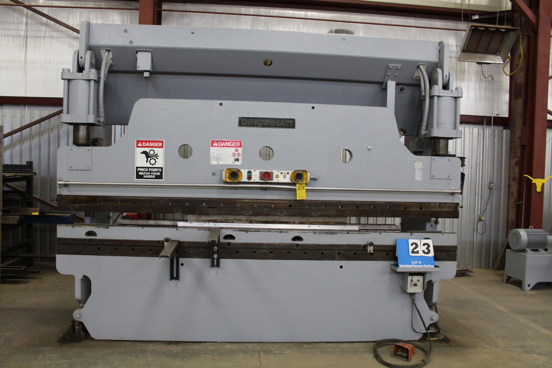 CINCINNATTI 135CB PRESS BRAKE, BACKGAUE, DRC CONTROLLER, 135T X 12', 8" MAX CAP