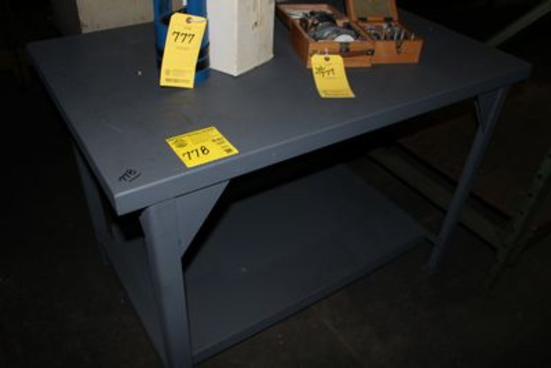 HD METAL TABLE W/ CONT