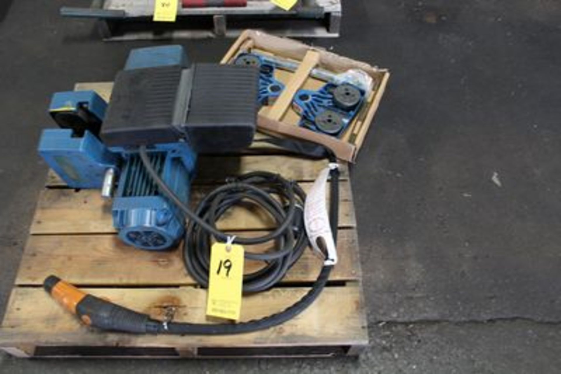 DEMAG ELEC HOIST W/ PENDANT CTRL