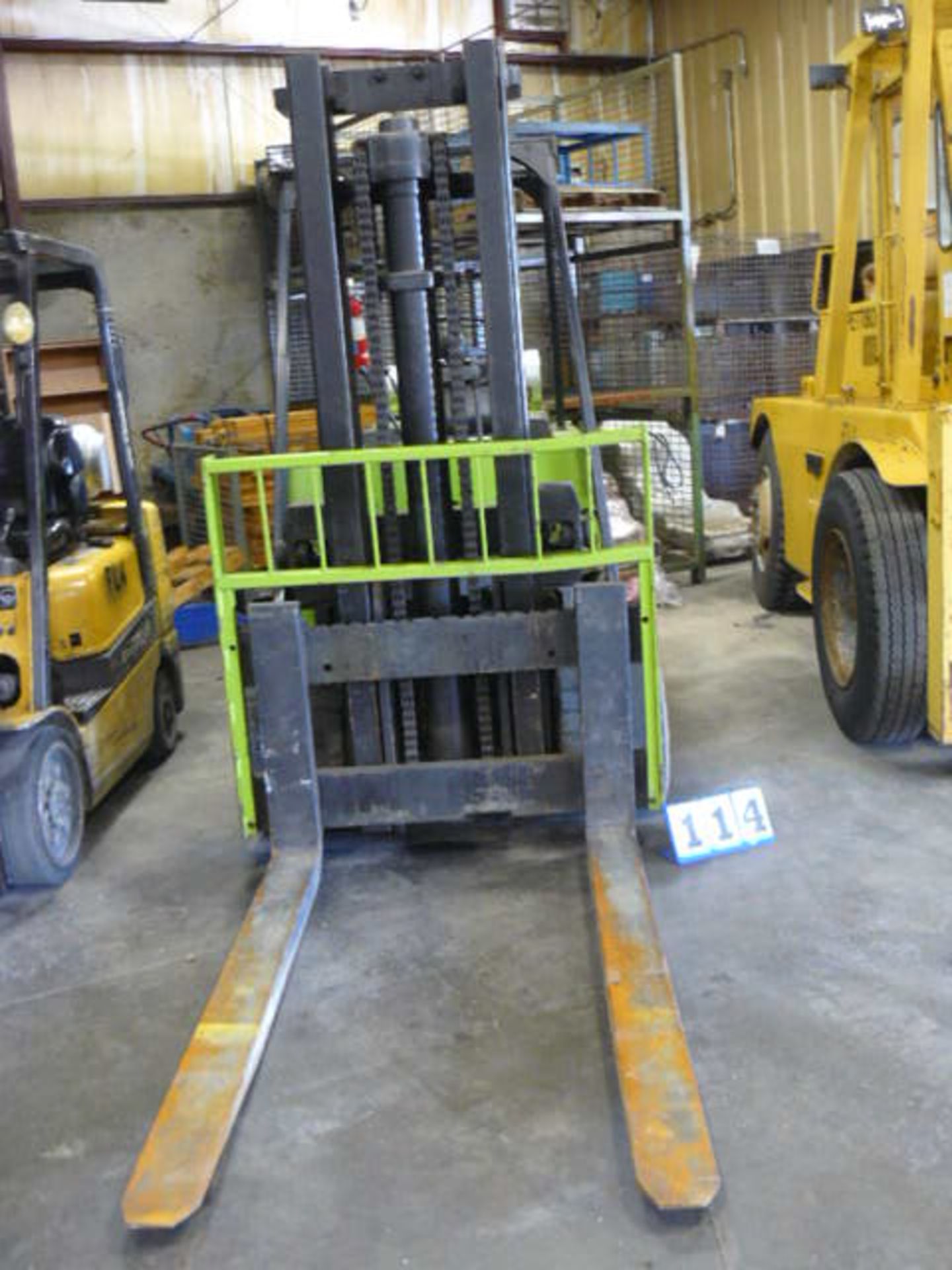 CLARK FORKLIFT MDL:C500-135, 13,500 LB LIFT CAP, 135" LIFT HEIGHT, LP GAS, 6' FORKS (LOCATION 2: 700 - Image 2 of 6