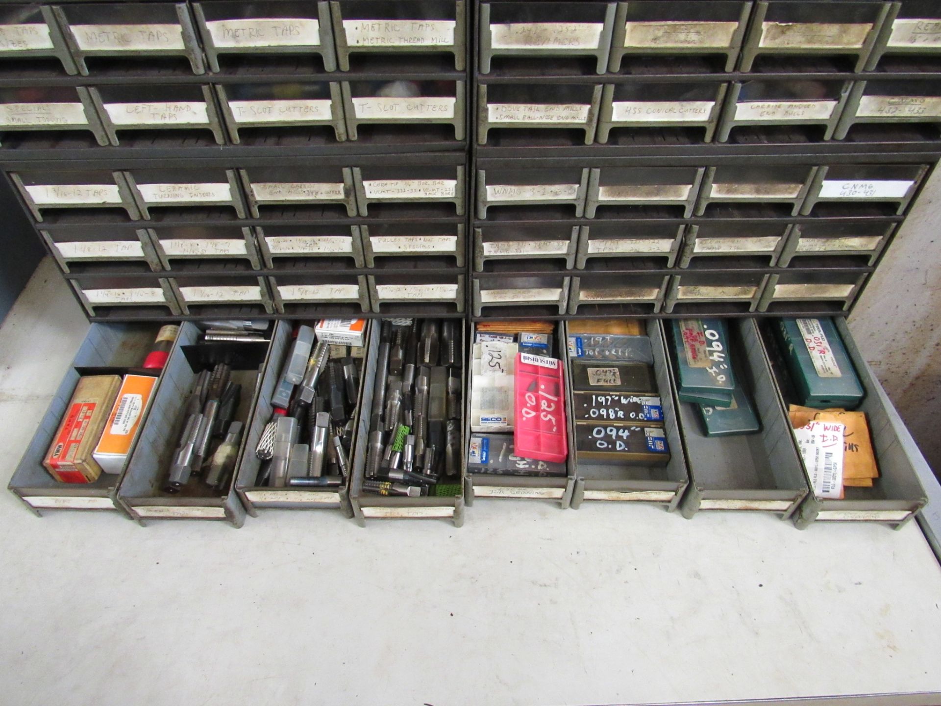 CUTTING TOOL CABINET WITH BULL NOSE INSERTS, ACME INSERTS, TAPS, REAMERS, THREAD MILLS AND MORE - Image 4 of 4