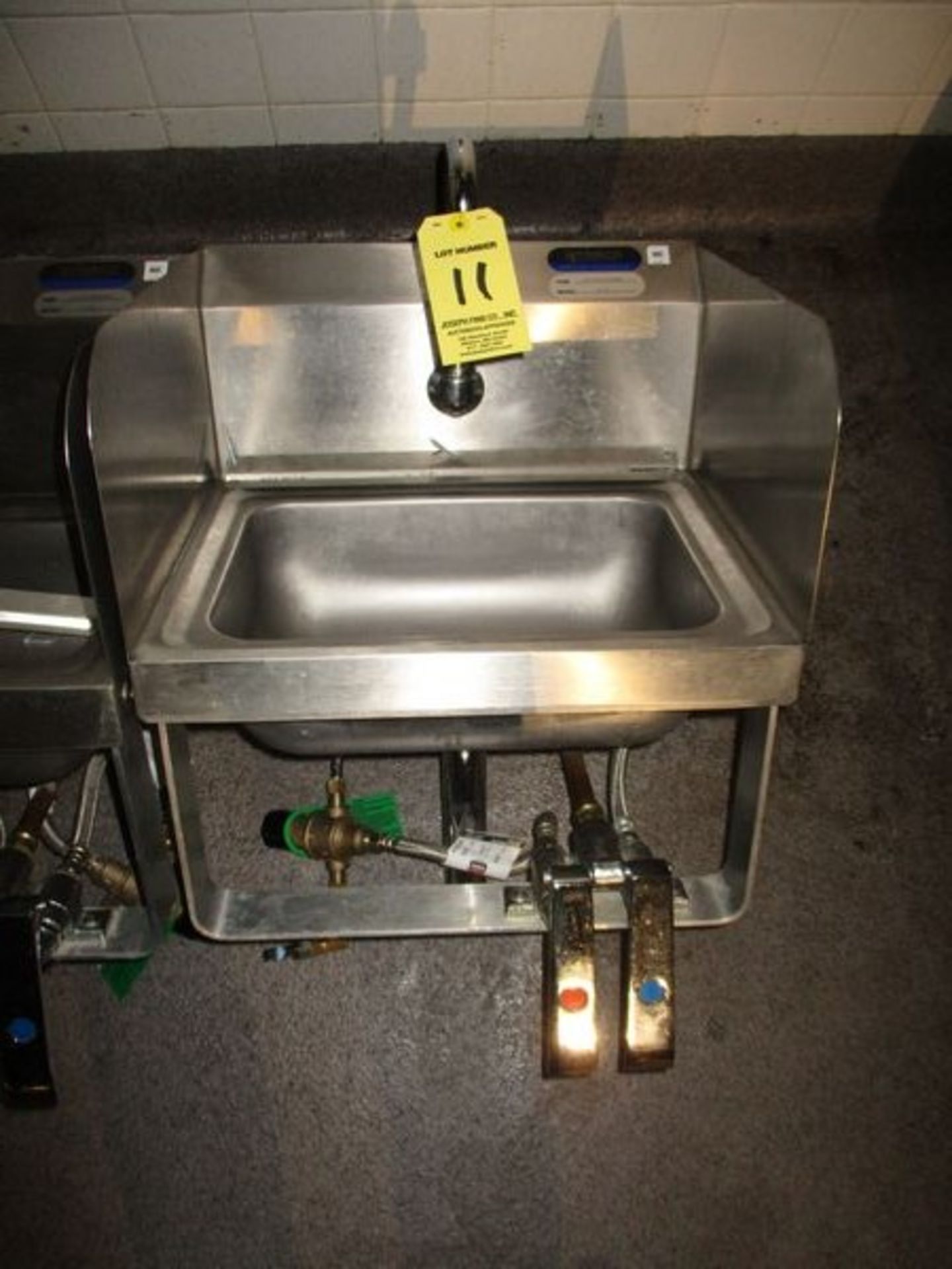 Amtekco DH-19D S.S. Single Pocket Sink, Knee Valve, Side Splashes (Asset Located in Brighton, MA)