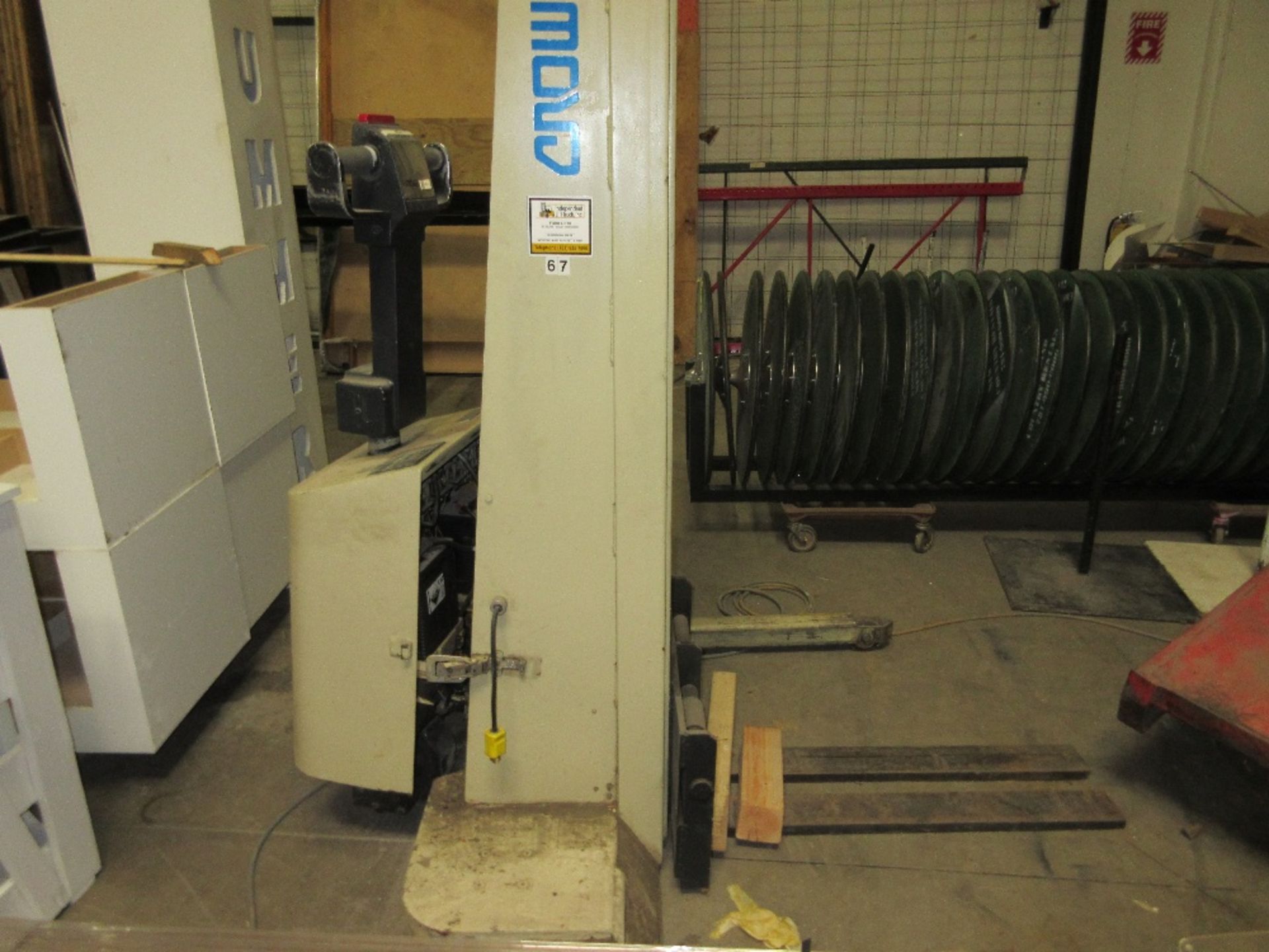 Crown Pallet Lift, Electric - Image 5 of 6