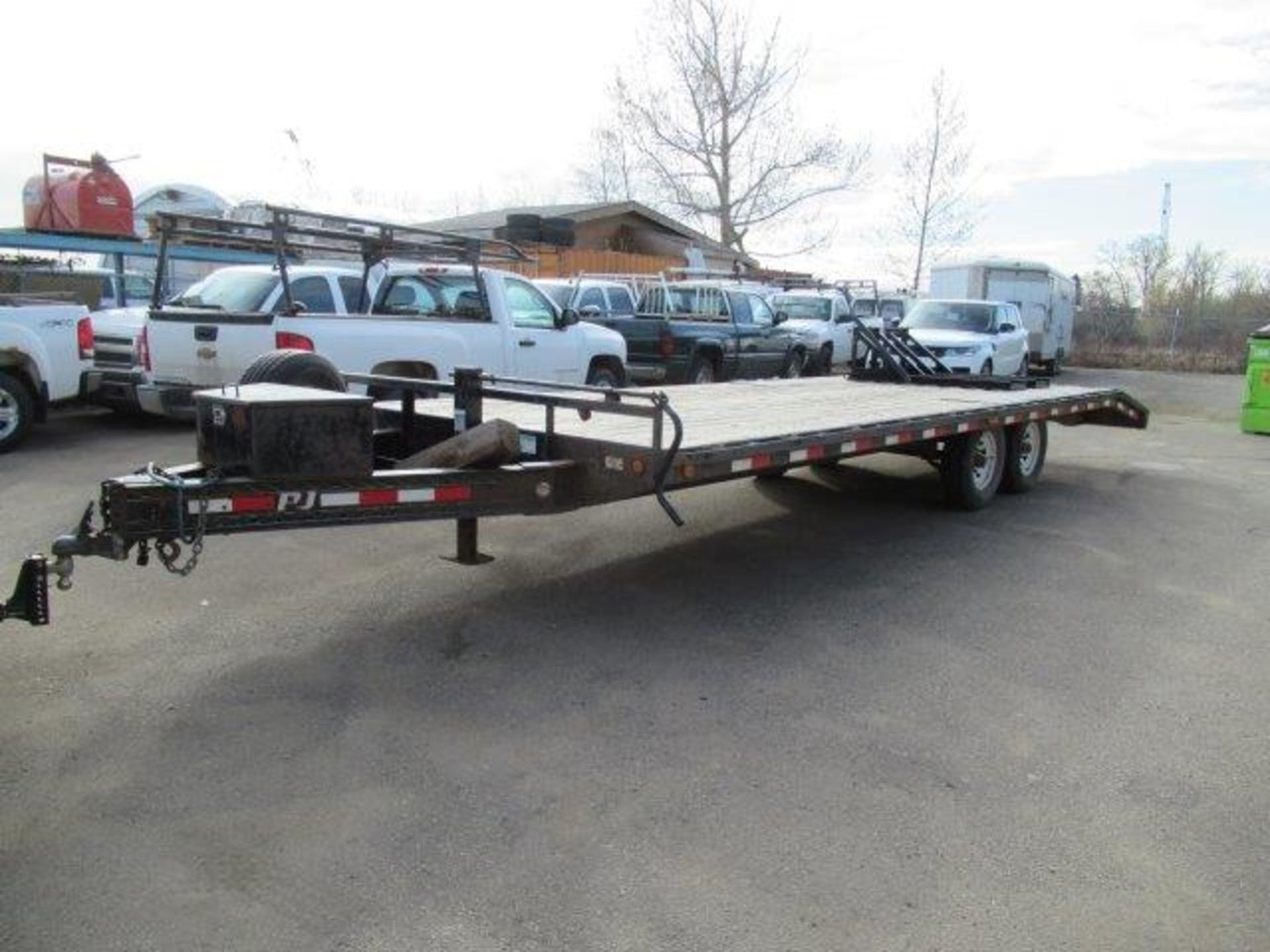 2013 PJ EQUIPMENT TRAILER, BEAVER TAIL, RAMPS, TANDEM AXLE, 21 FT DECK S/N 4P5F82425D1182598