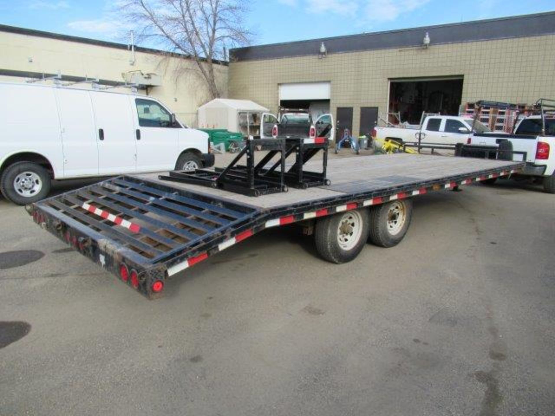 2013 PJ EQUIPMENT TRAILER, BEAVER TAIL, RAMPS, TANDEM AXLE, 21 FT DECK S/N 4P5F82425D1182598 - Image 3 of 4