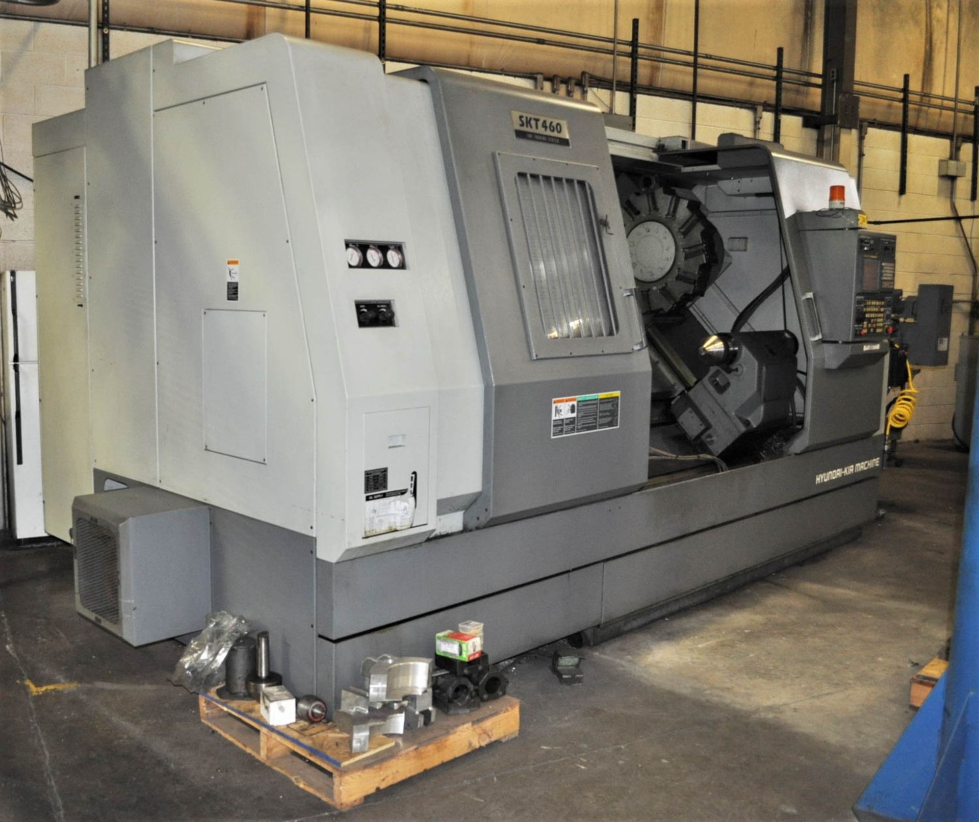 HYUNDAI KIA MDL. SKT-460 CNC TURNING CENTER, WITH FANUC 21iTB CNC CONTROL, 34.5" SWING, 62" MAX - Image 2 of 9