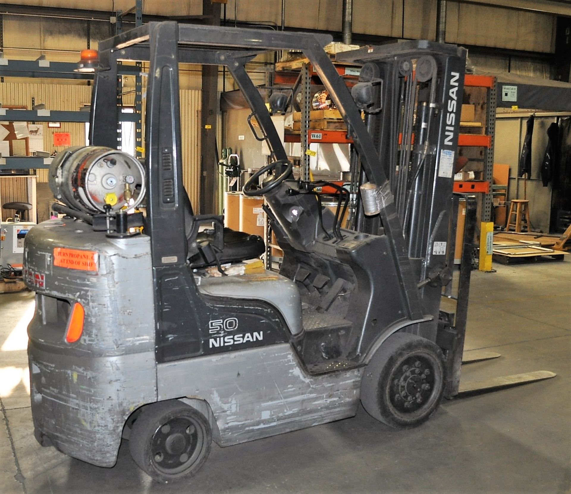 NISSAN MDL. MCPL02A25LV 3150# CAPACITY PROPANE FORKLIFT TRUCK, WITH 187" LIFT, SOLID TIRES, SIDE - Image 3 of 5