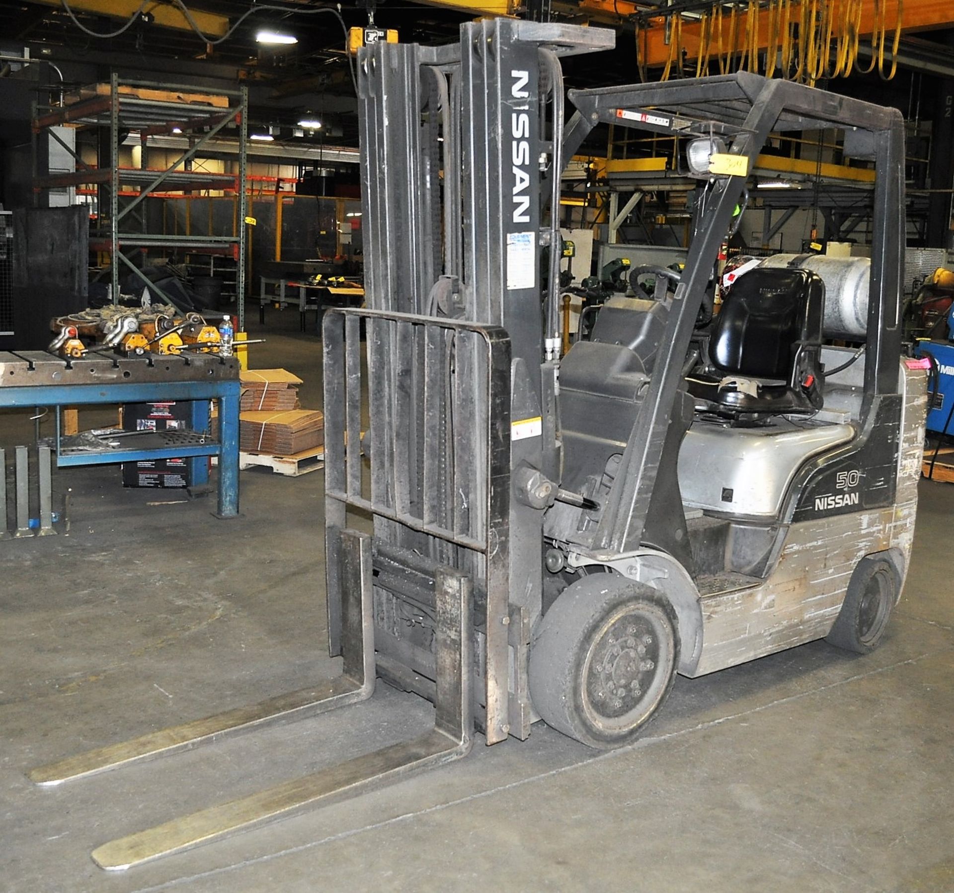 NISSAN MDL. MCPL02A25LV 3150# CAPACITY PROPANE FORKLIFT TRUCK, WITH 187" LIFT, SOLID TIRES, SIDE