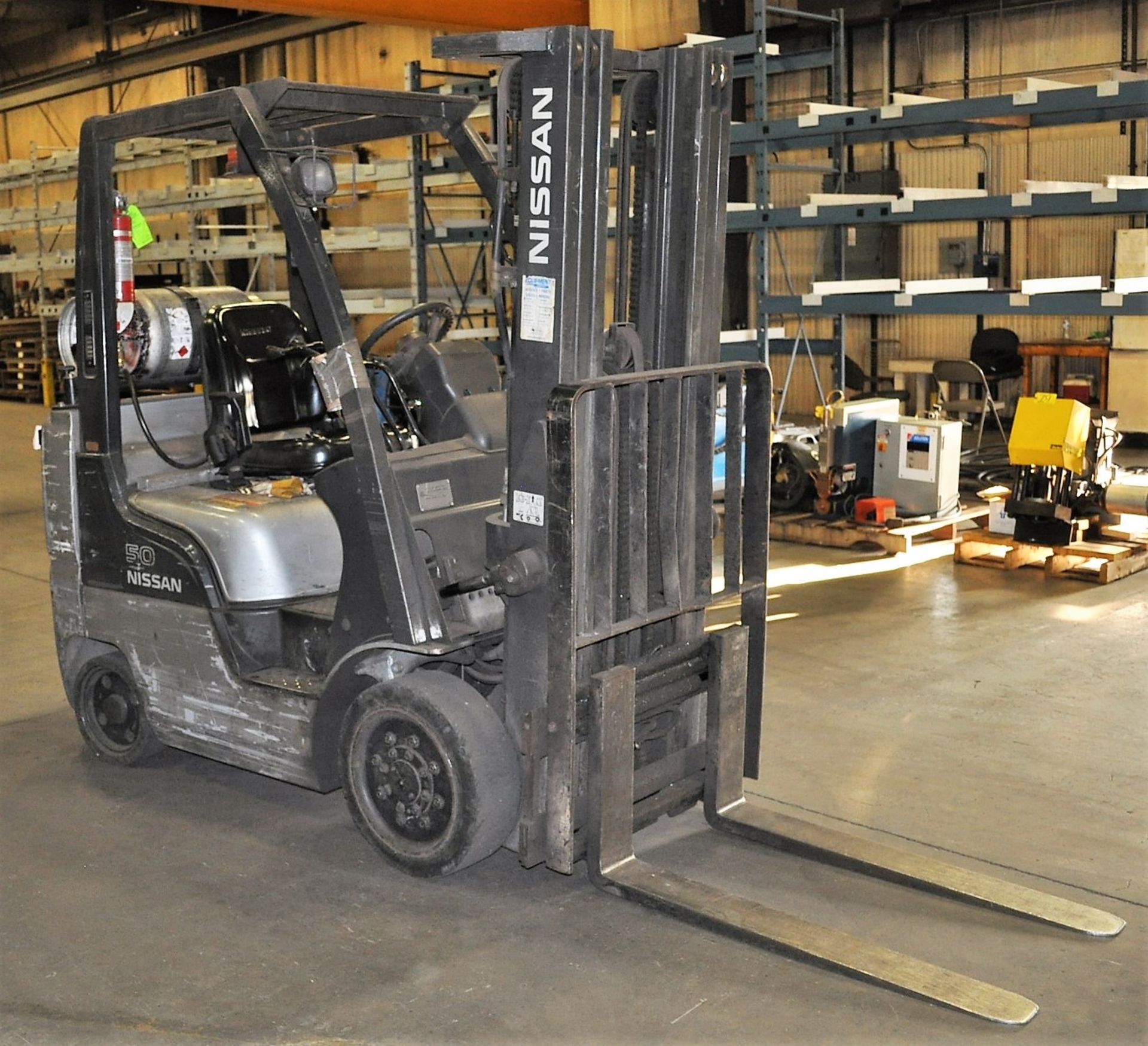 NISSAN MDL. MCPL02A25LV 3150# CAPACITY PROPANE FORKLIFT TRUCK, WITH 187" LIFT, SOLID TIRES, SIDE - Image 4 of 5
