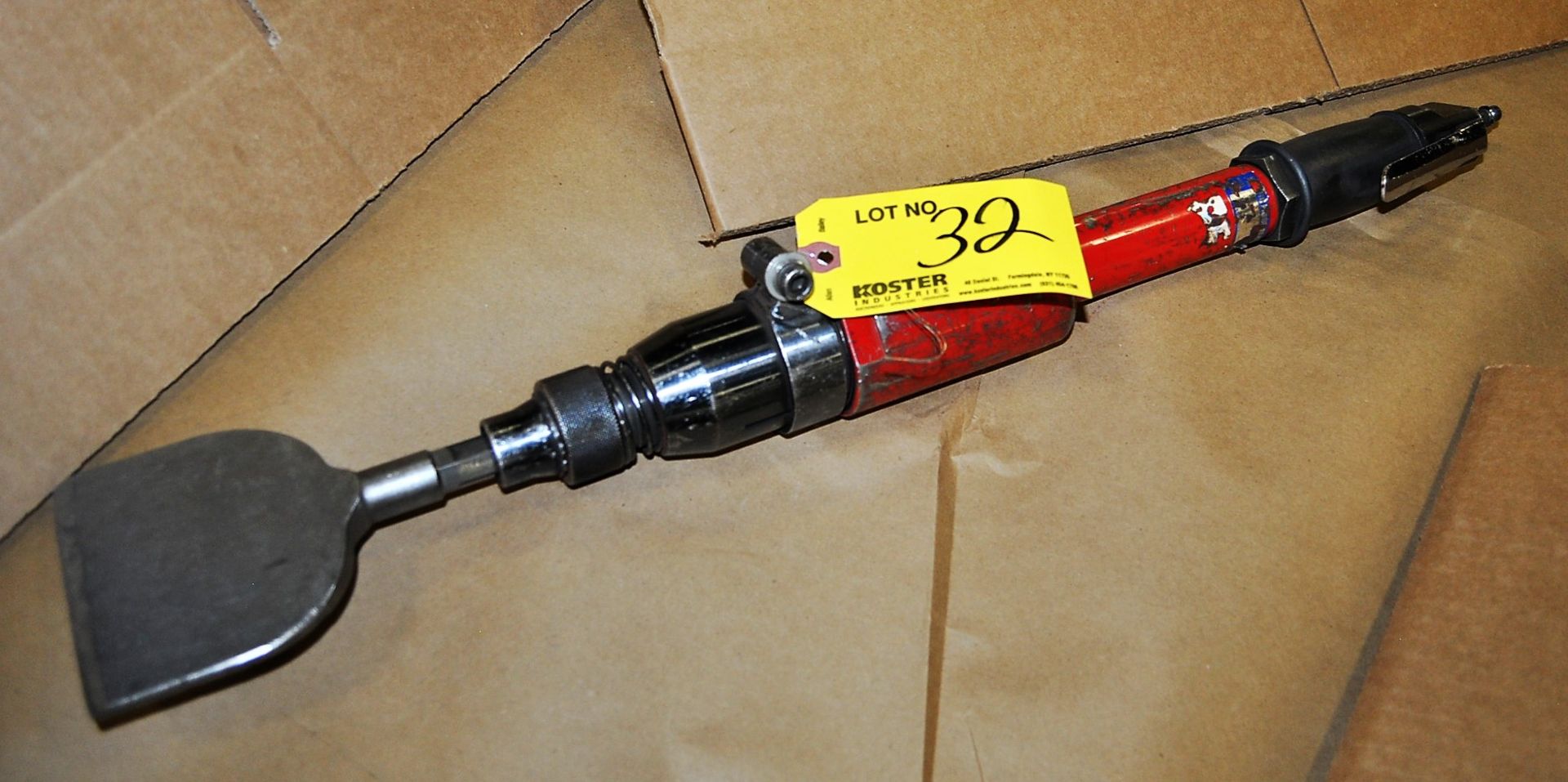 PNEUMATIC CHIPPING HAMMER