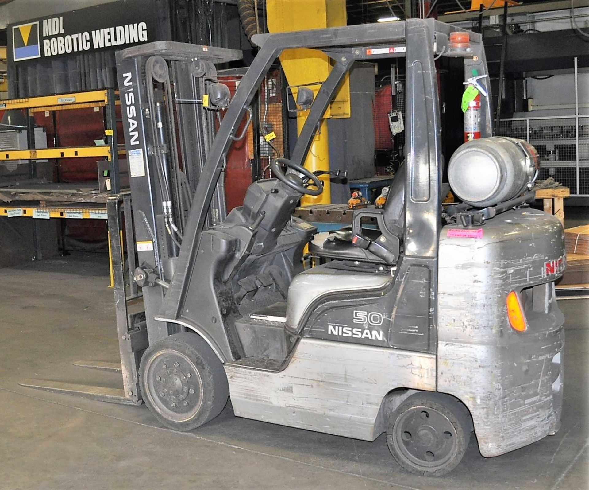 NISSAN MDL. MCPL02A25LV 3150# CAPACITY PROPANE FORKLIFT TRUCK, WITH 187" LIFT, SOLID TIRES, SIDE - Image 2 of 5