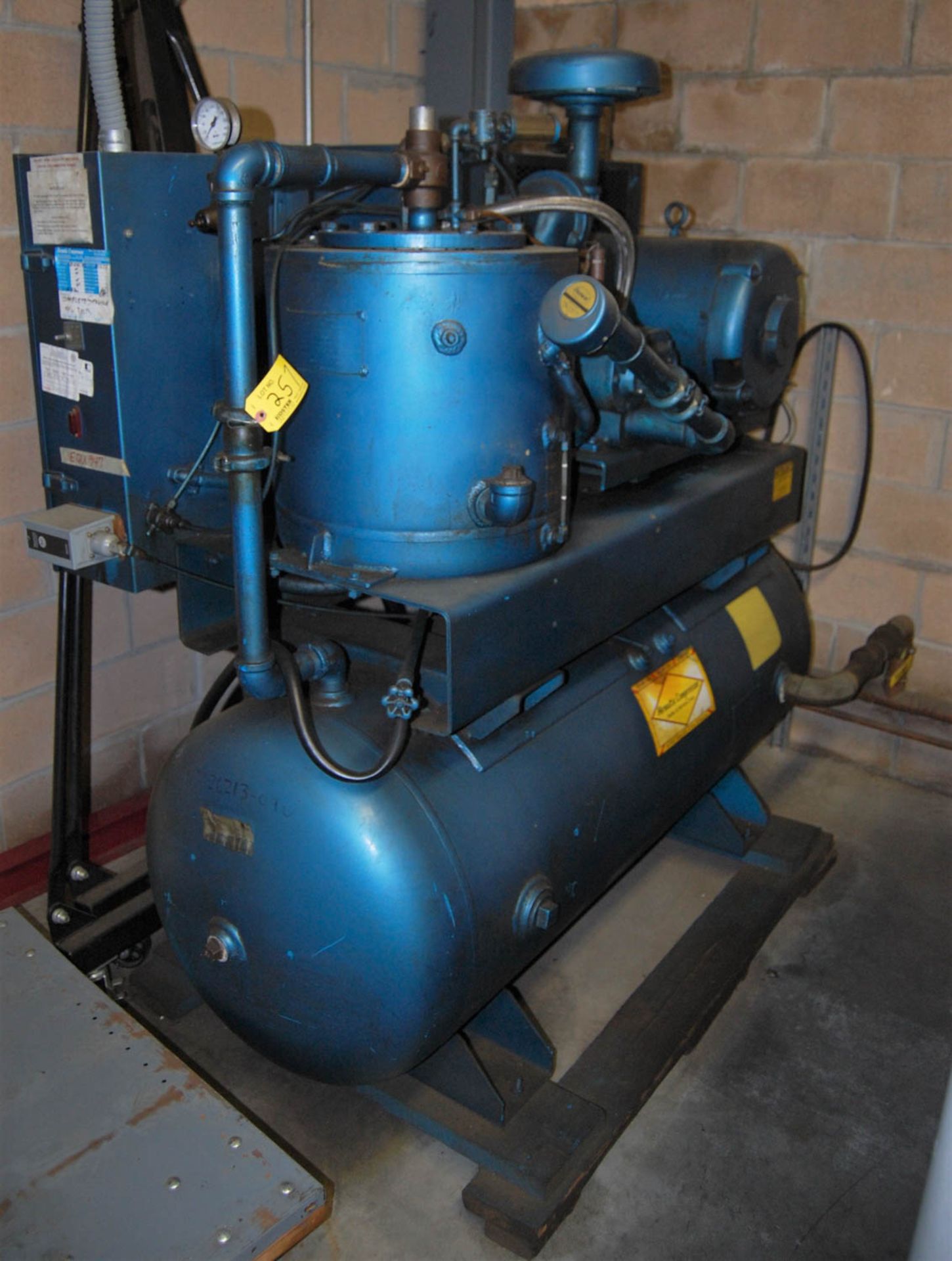 LeROI MDL. A219-31 30HP ROTARY SCREW TYPE TANK MOUNTED AIR COMPRESSOR, S/N: 4030X463