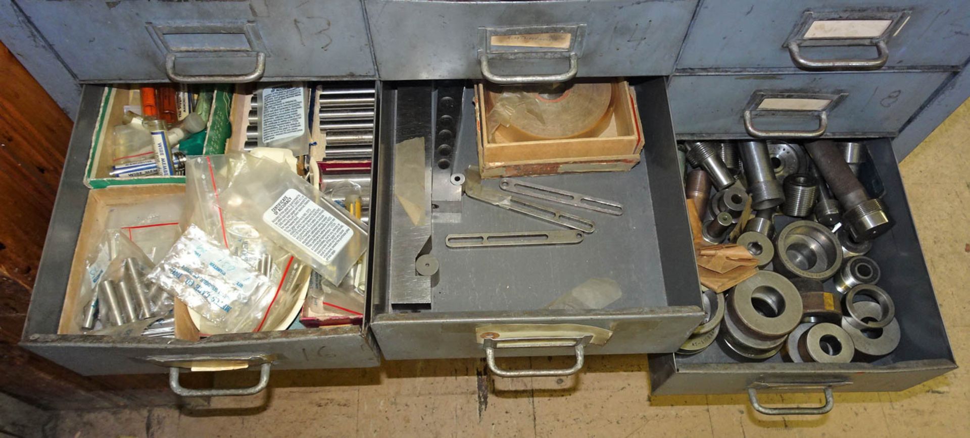 MULTI-DRAWER SMALL PARTS BIN WITH CABINET, CONTENTS INCLUDE: HELI-COIL, SHIMS, DRILL BITS, - Image 3 of 3