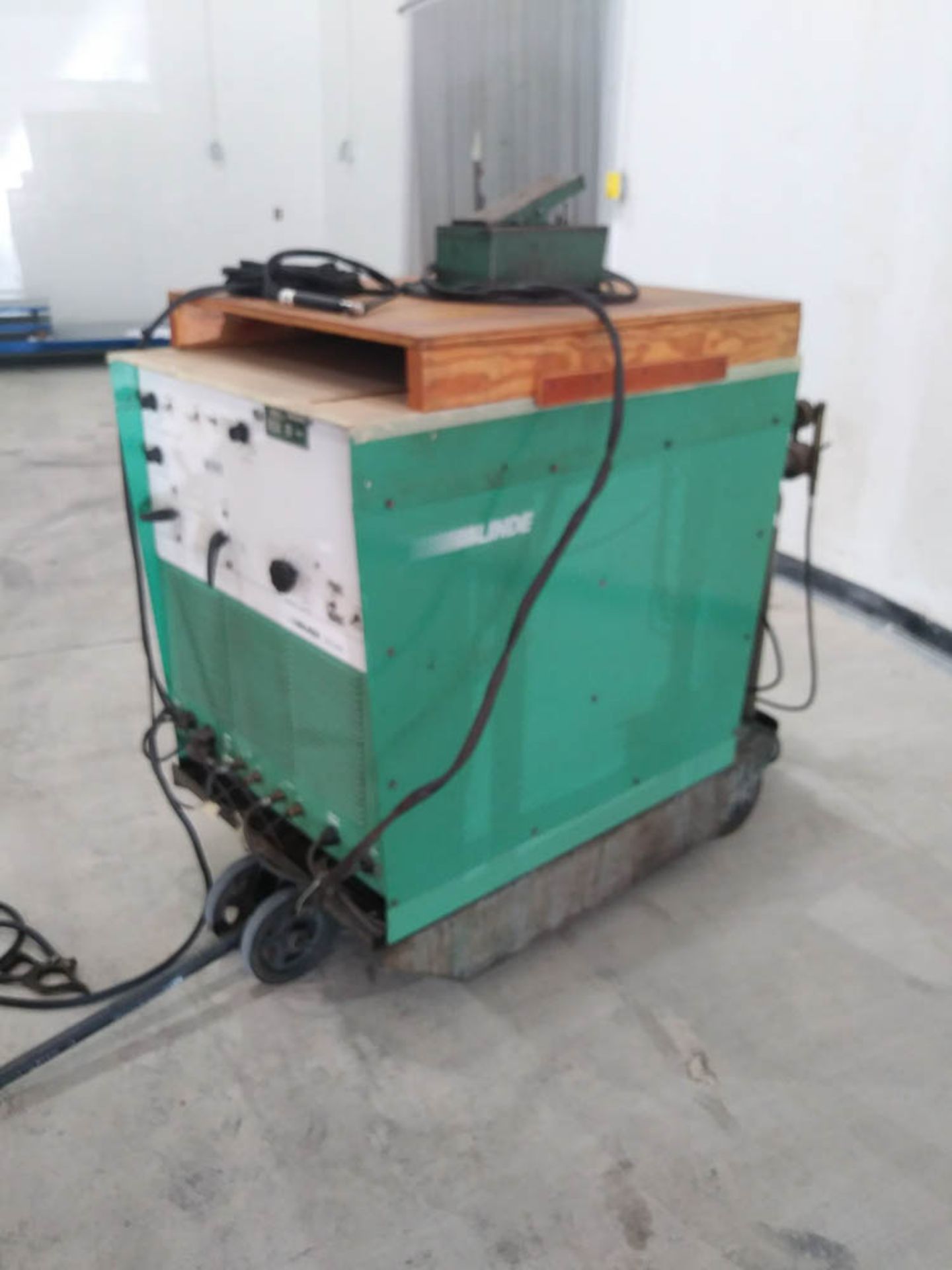 LINDE MODEL UCC-305 300-AMP TIG WELDER - Image 2 of 6