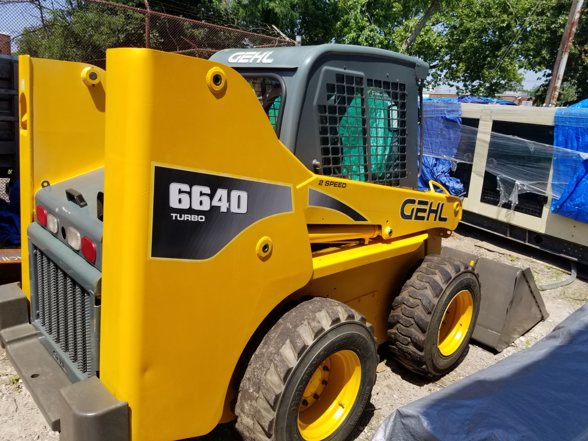 GEHL 6640 TURBO SKID STEER LOADER, 2-SPEED, WITH PNEUMATIC TIRES, BUCKET (2011) - Image 2 of 5